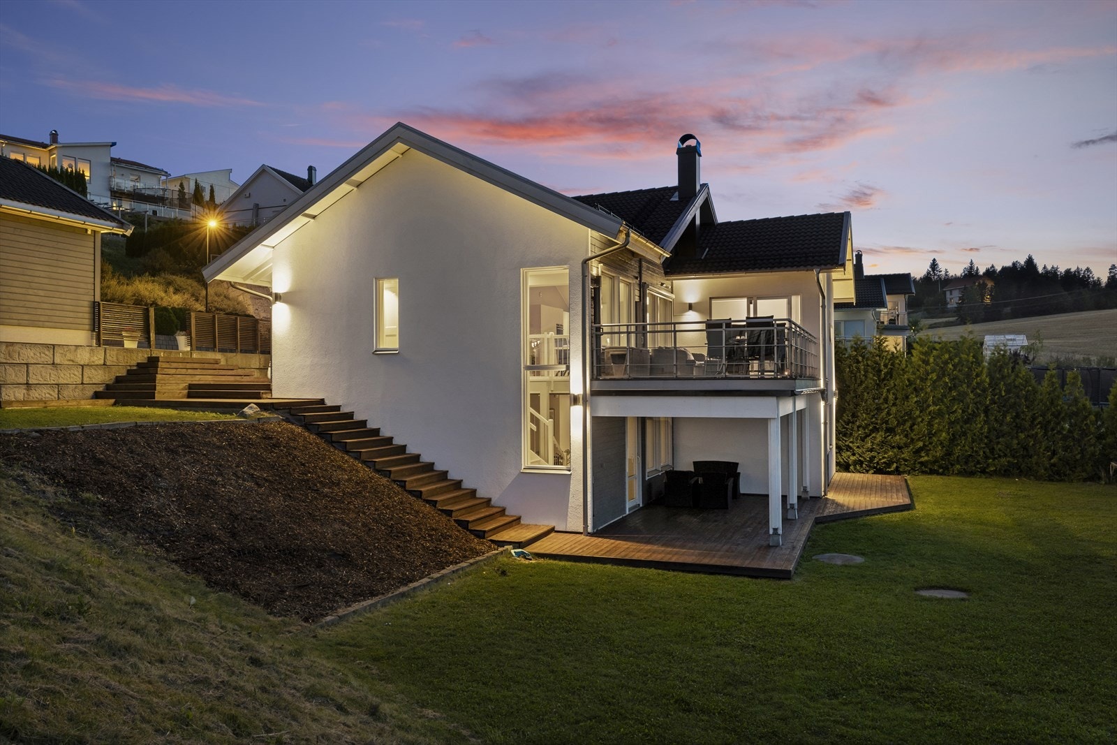 Tomten er pent opparbeidet med plenarealer, naturlig vegetasjon og terrasse med direkte tilknytning til boligen. Galleribilde