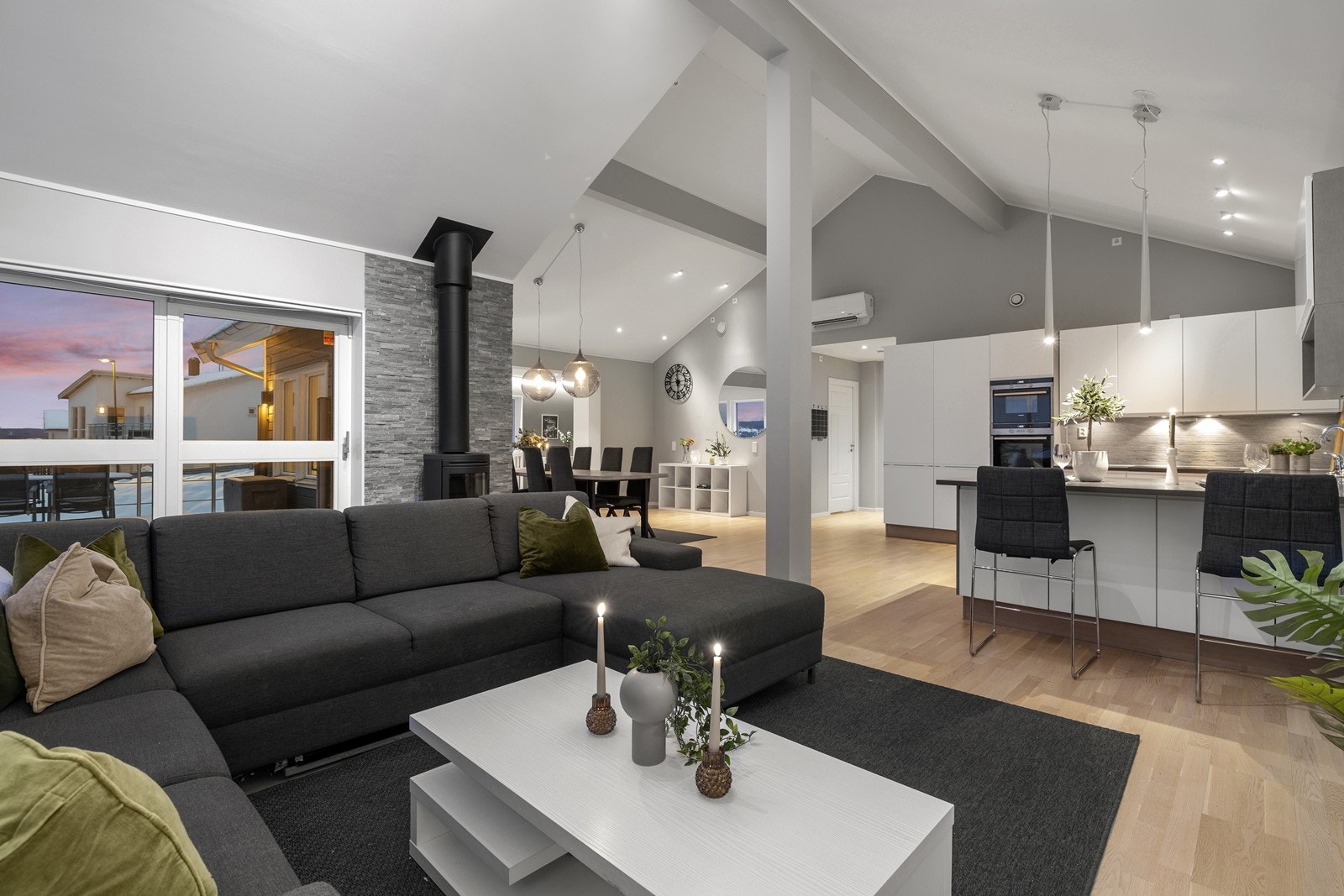 Gode møbleringsmuligheter, stilren belysning, lysmalte overflater og peisovn skaper en lun atmosfære - perfekt for både sosiale sammenkomster og rolige kvelder hjemme. Galleribilde