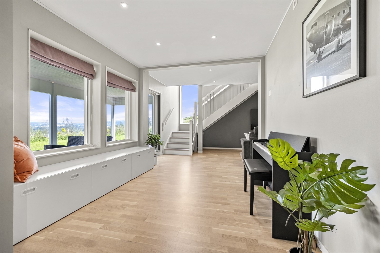 Store vindusflater slipper inn rikelig med lys, mens lysmalte overflater, downlights og installert varmepumpe sørger for en behagelig og komfortabel atmosfære. Galleribilde