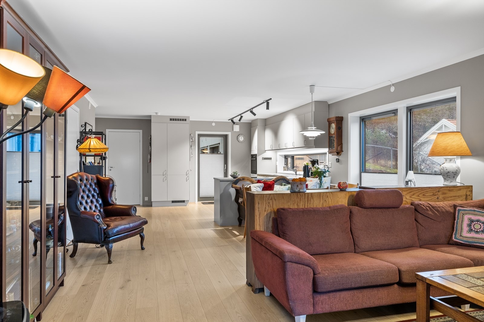 Plass til både sofagruppe og spisebord i stuen. Galleribilde