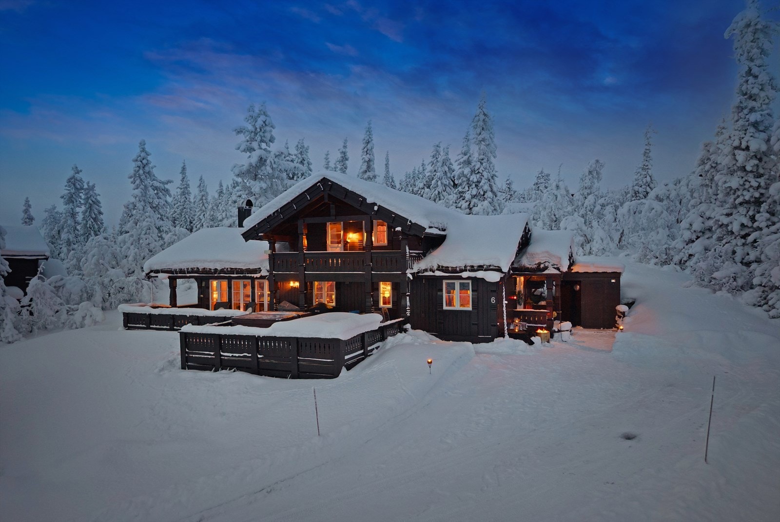 Oppsummert er dette den perfekte familiehytta! Og med sin gode planløsning, suverene beliggenhet og storslåtte utsikt- ligger alt til rette for at familien kan kose seg her i lang tid fremover. Galleribilde