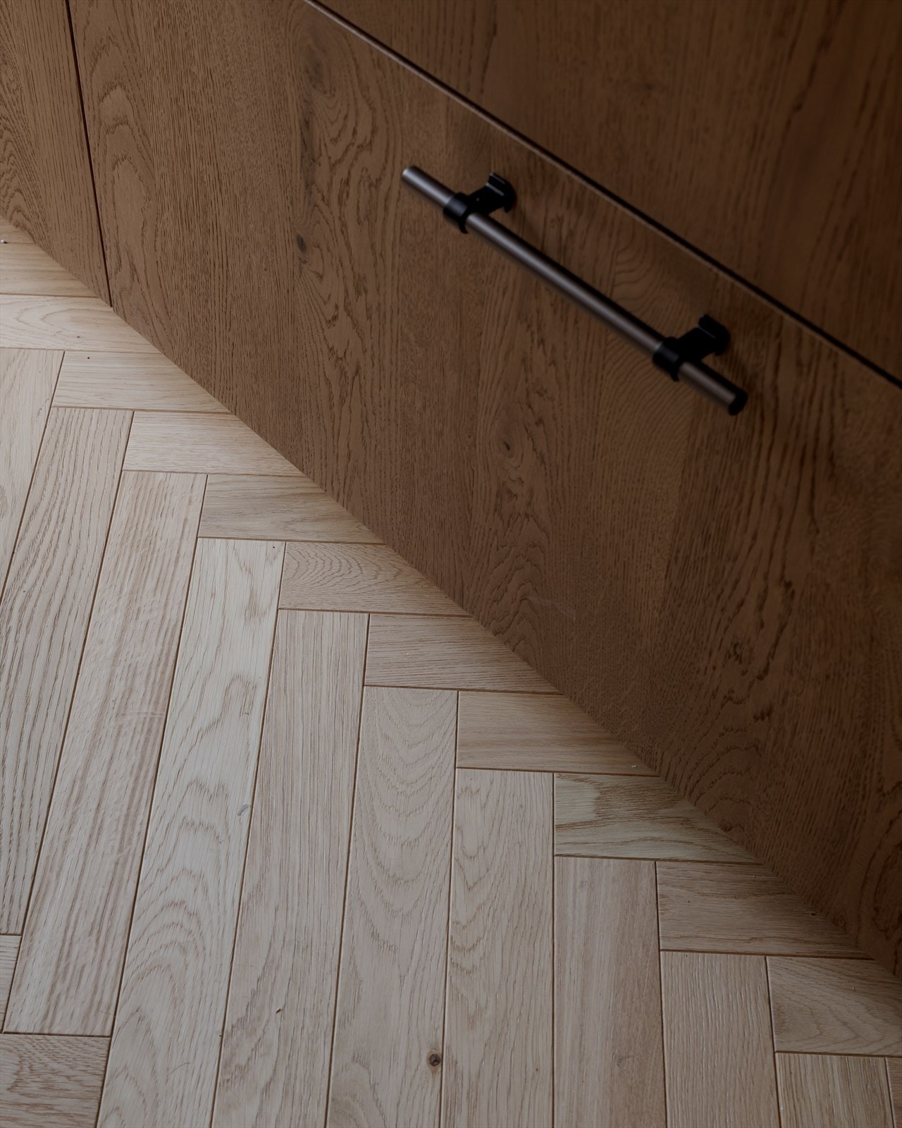 Parkett i fiskebensmønster og fliser. Eikeparkett importert fra Italia (Itlas Herringbone). Terskelfritt i de fleste rom. Galleribilde