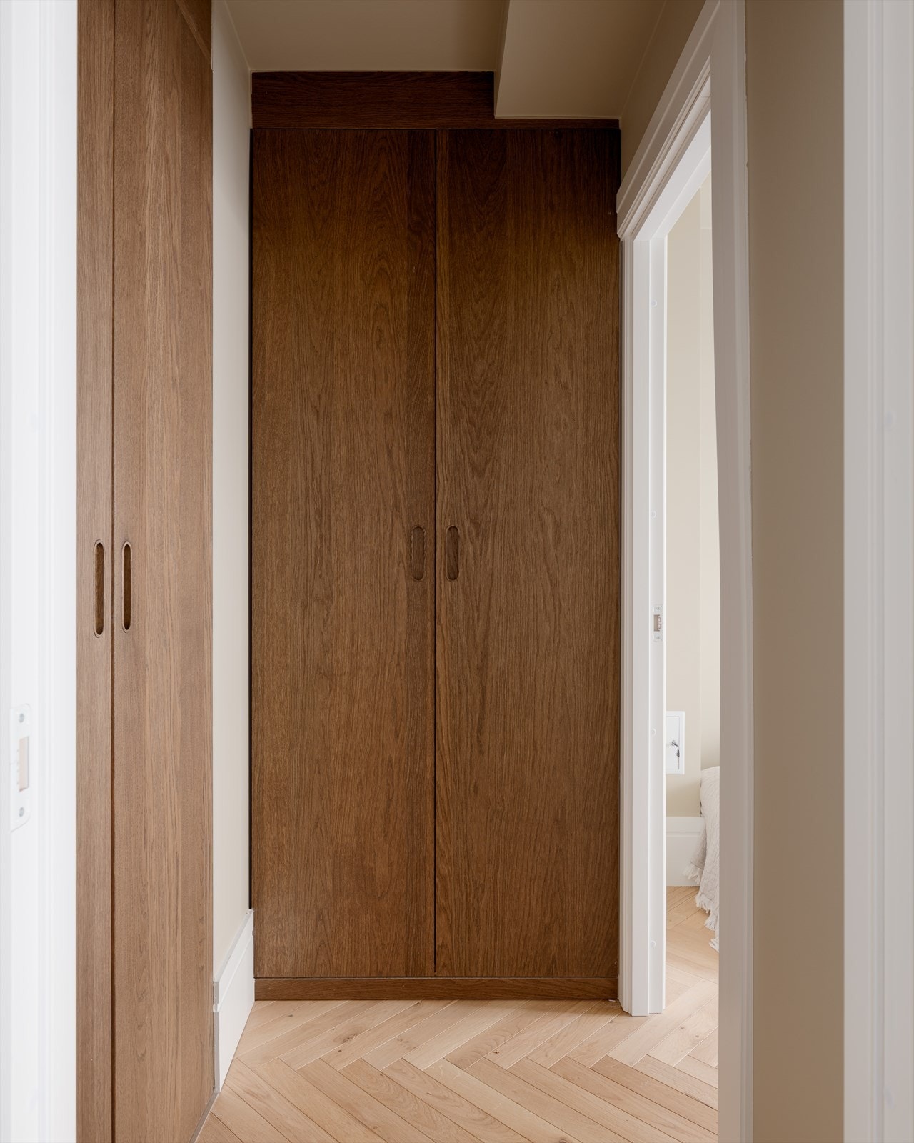 Garderobeskap i mellomgang - vaskesøyle til venstre og oppbevaring/klær rett frem. Soverom nr. 2 til høyre. Galleribilde