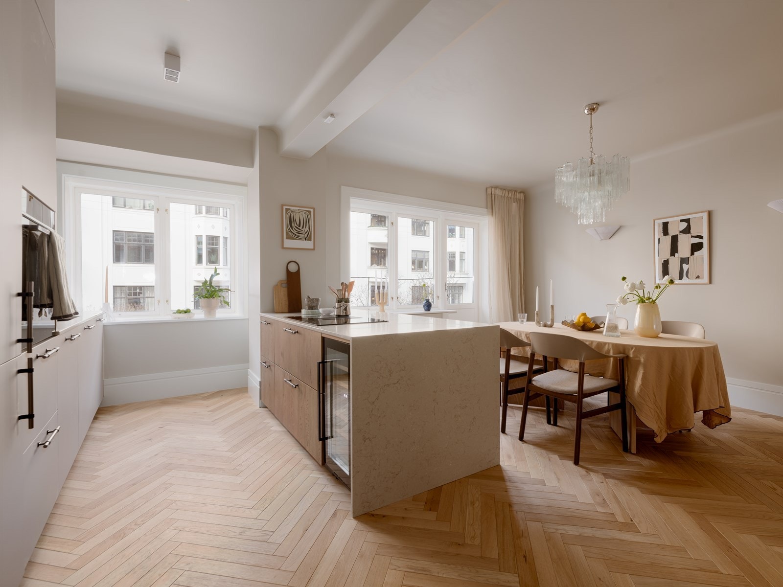 Dette er en nyoppusset og gjennomført 3-roms leilighet, beliggende i byggets 2. etasje. Galleribilde