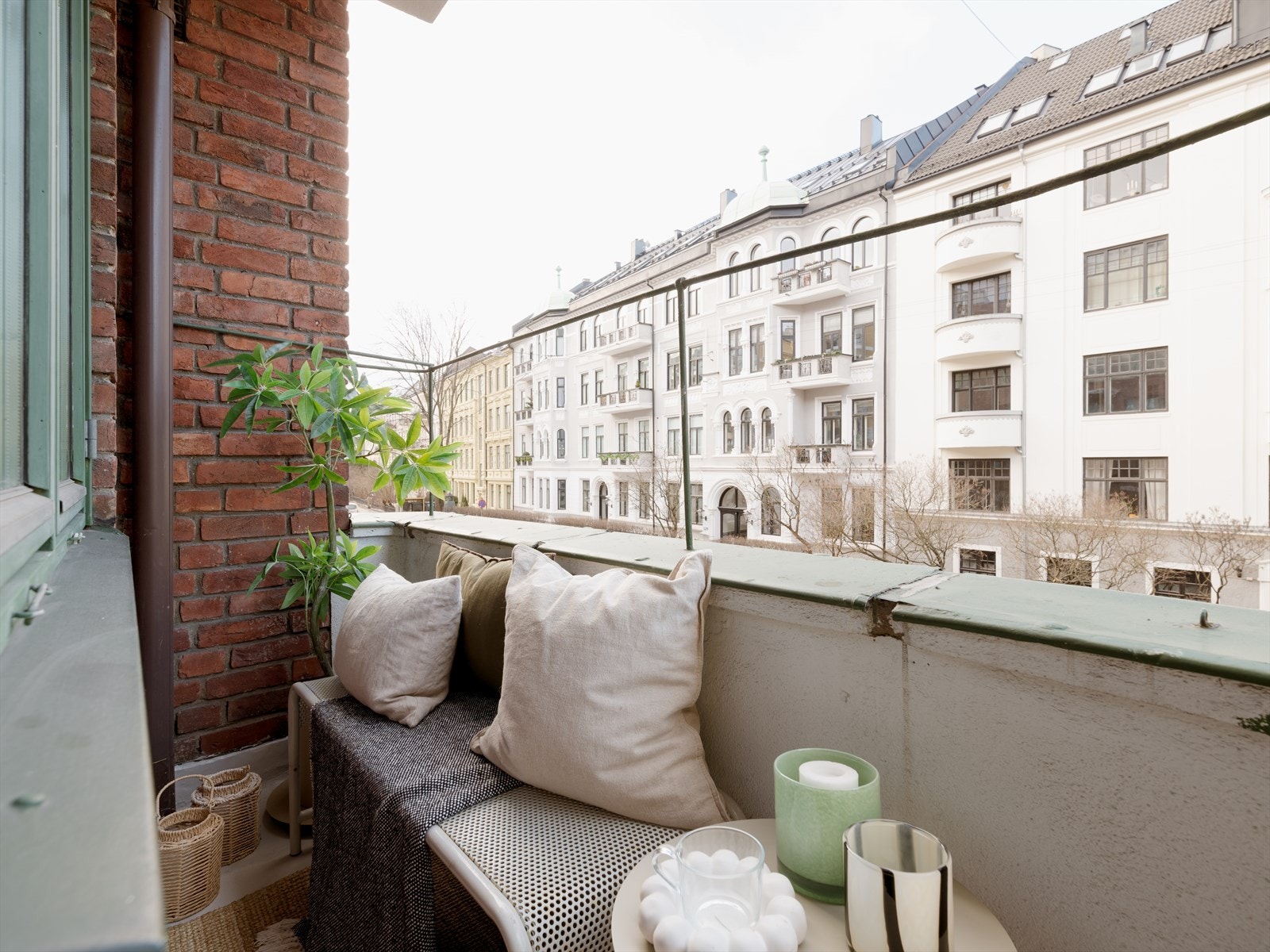 Balkong mot gaten + brannbalkong mot bakgård. Galleribilde