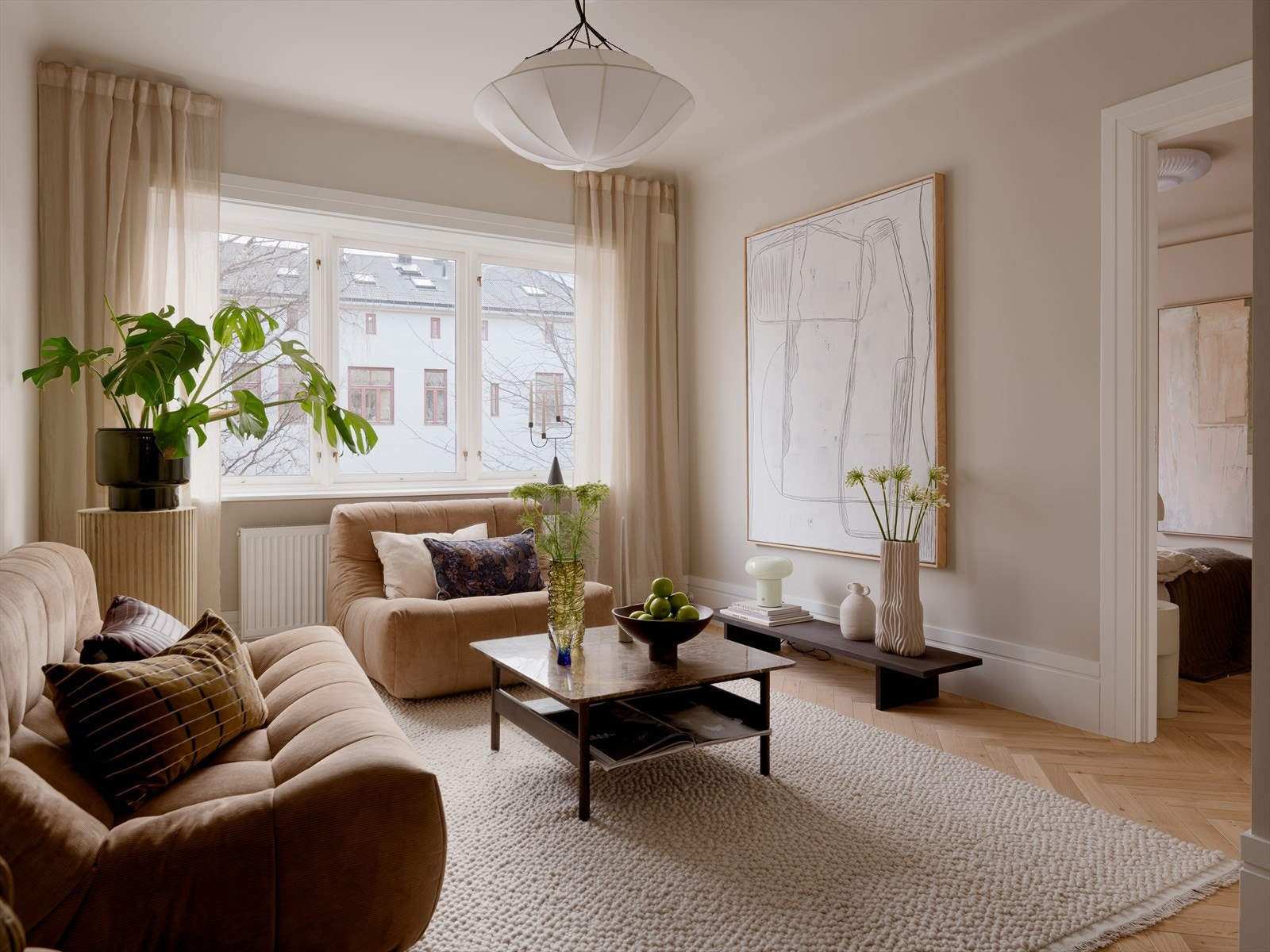 Leiligheten har gjennomgått en omfattende renovering - ferdigstilt i '26, og fremstår i dag med materialvalg av høy kvalitet, skreddersydde løsninger og et tydelig helhetlig konsept. Galleribilde