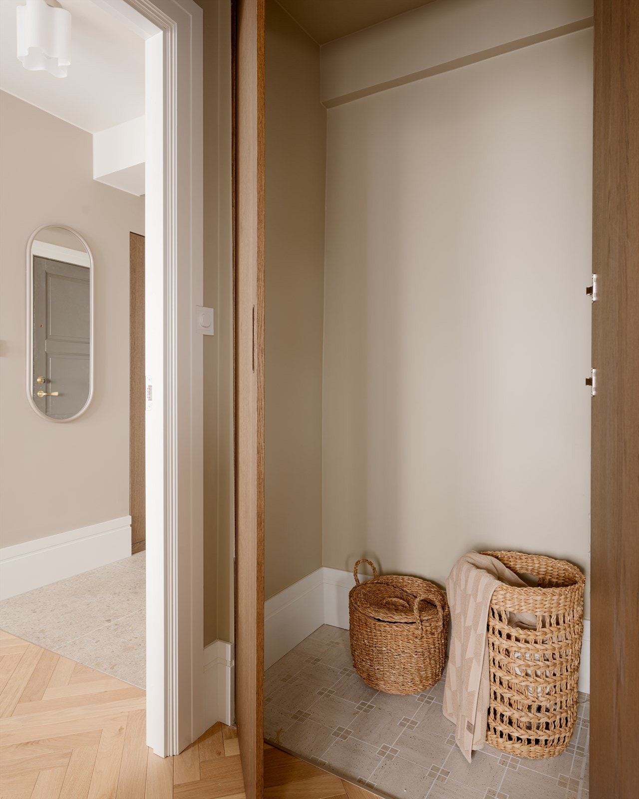 I tilknytning til mellomgangen er det etablert et plassbygd vaskekott med opplegg for vaskemaskin og tørketrommel. Gulvet er flislagt, og det er installert automatisk lekkasjestopper (Aquastopp/Waterguard). Galleribilde