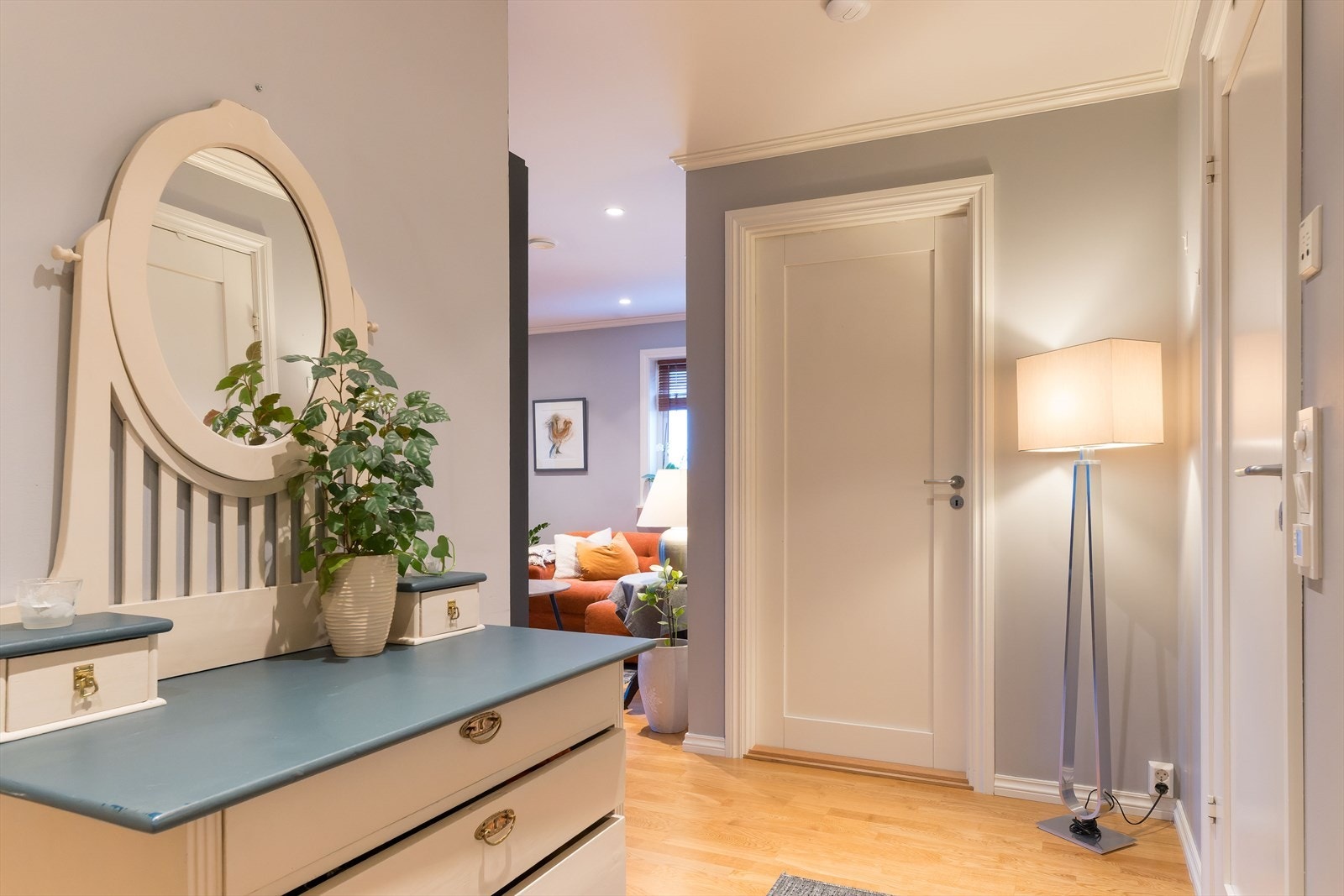 Romslig og fint inngangsparti. Galleribilde