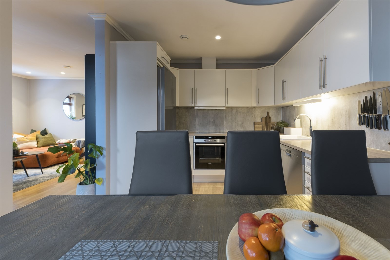 Det er rikelig med skapplass og arbeidsflater på kjøkkenet Galleribilde