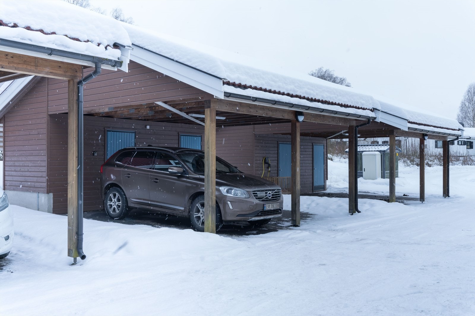 Carport med praktiskt sportsbod i bakkant Galleribilde