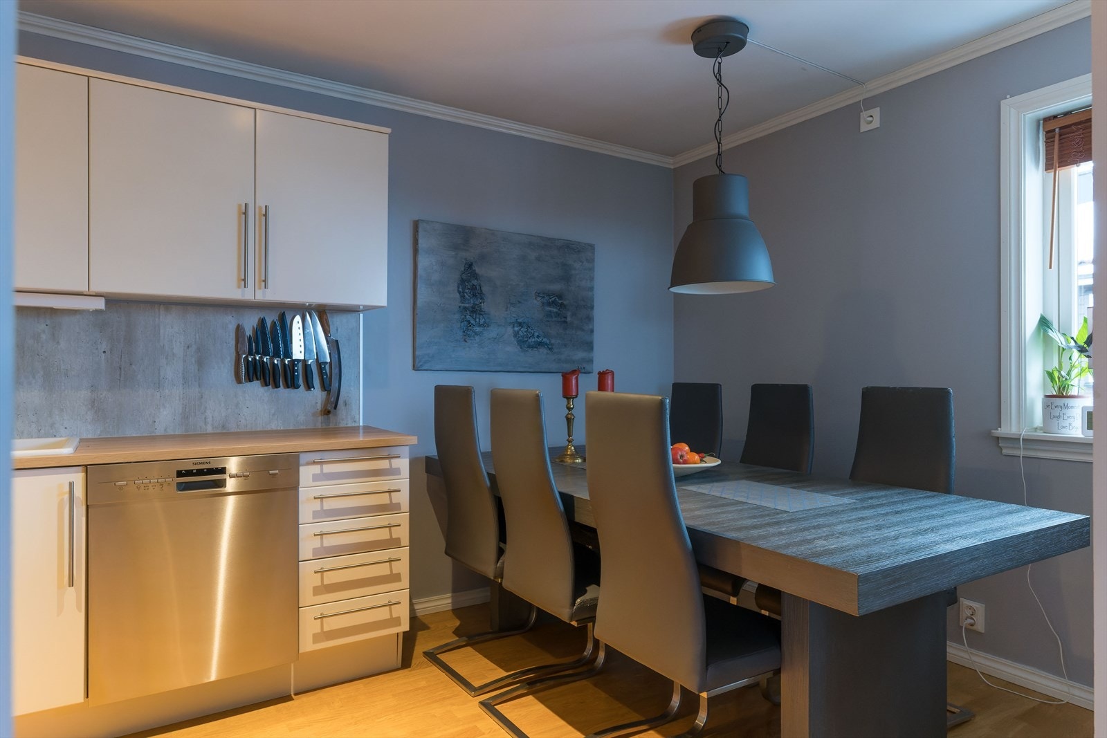 Romslig og stort kjøkken med plass til stort spisebord Galleribilde