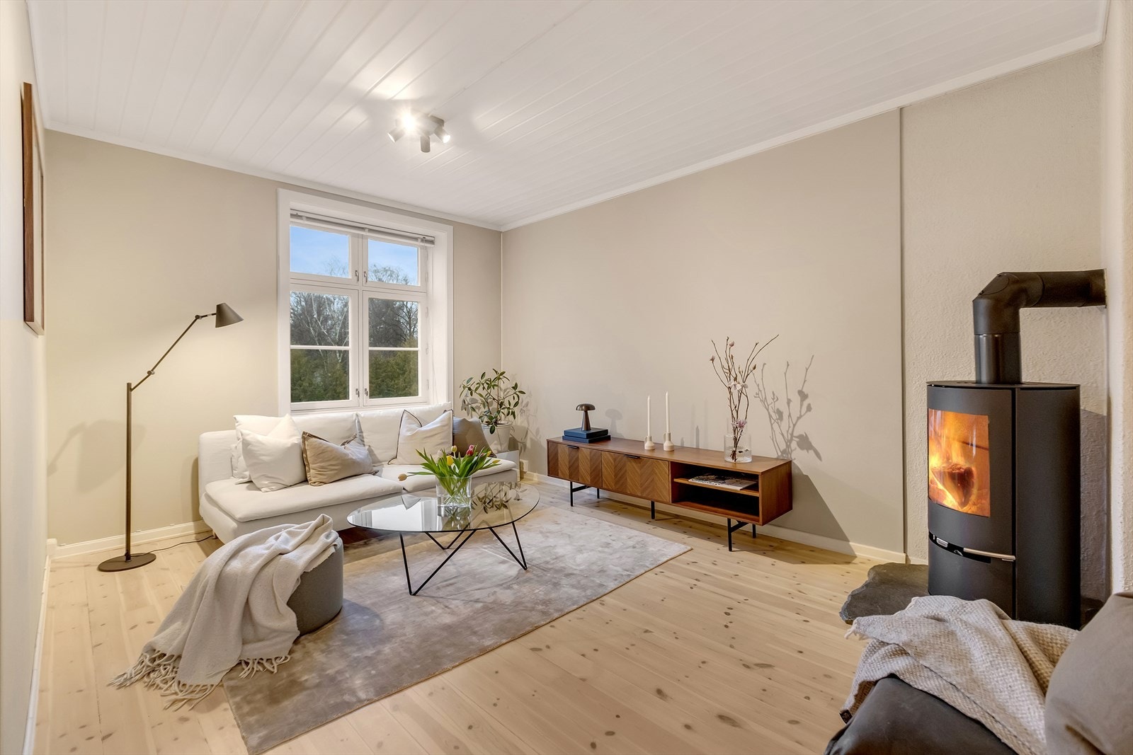 En lys og moderne 2-roms med god planløsning, uten gjenboere. Galleribilde