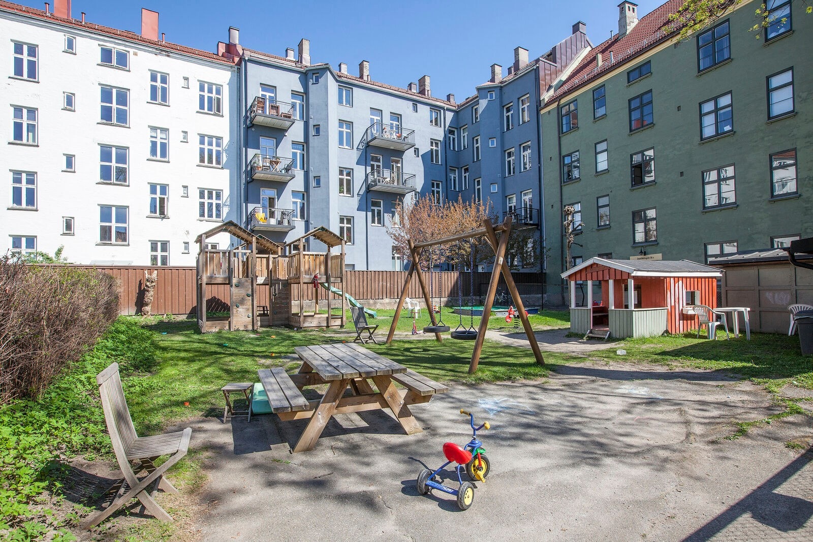 Idylisk bakgård! Her arrangeres det ulike eventer som julegrantenning, meditasjon og loppemarked. I bakgården er det også en hyggelig lekeplass - perfekt til barna! Galleribilde
