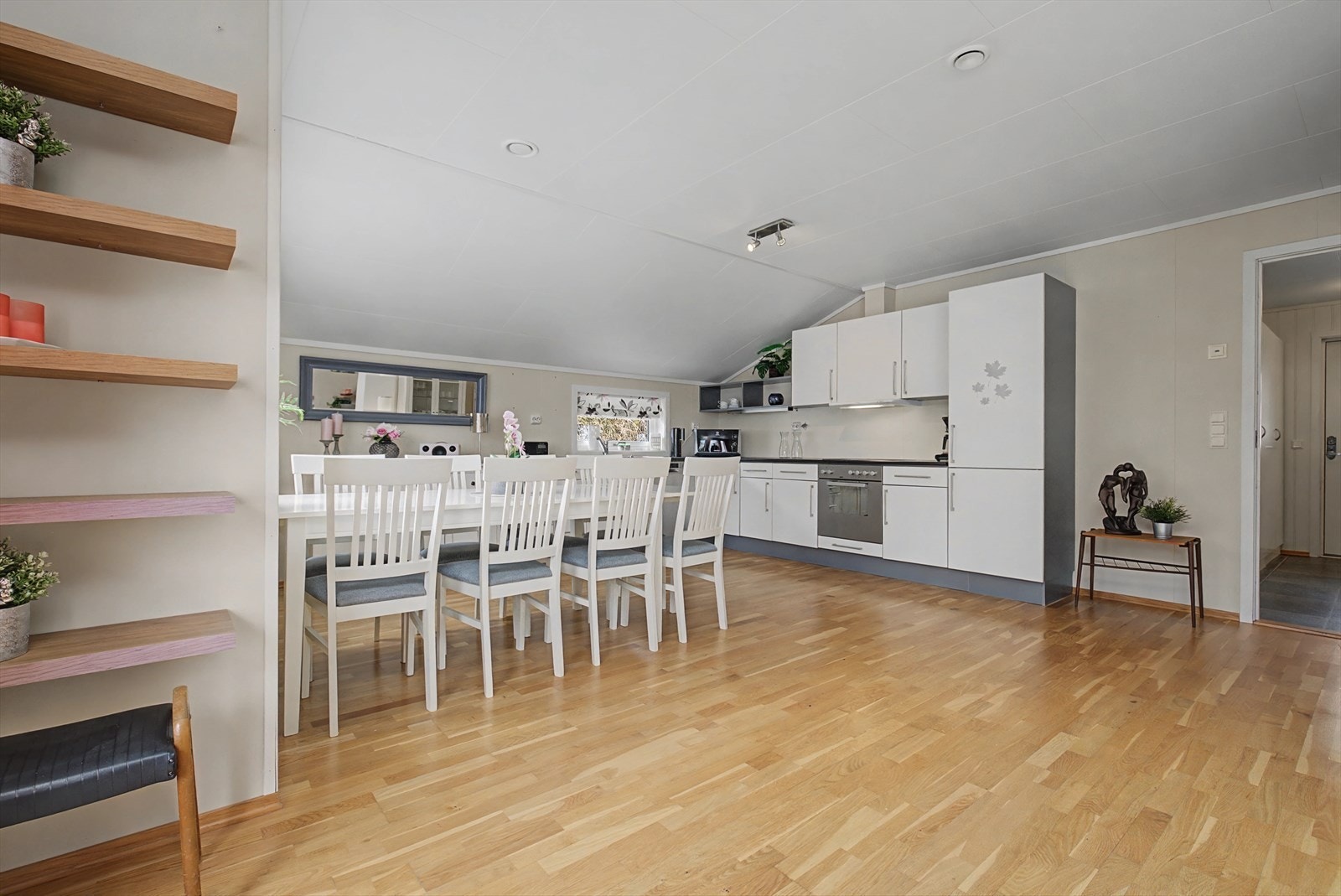 Kjøkken med mulighet for å sette inn kjøkkenøy, eller møblere med spisebord Galleribilde