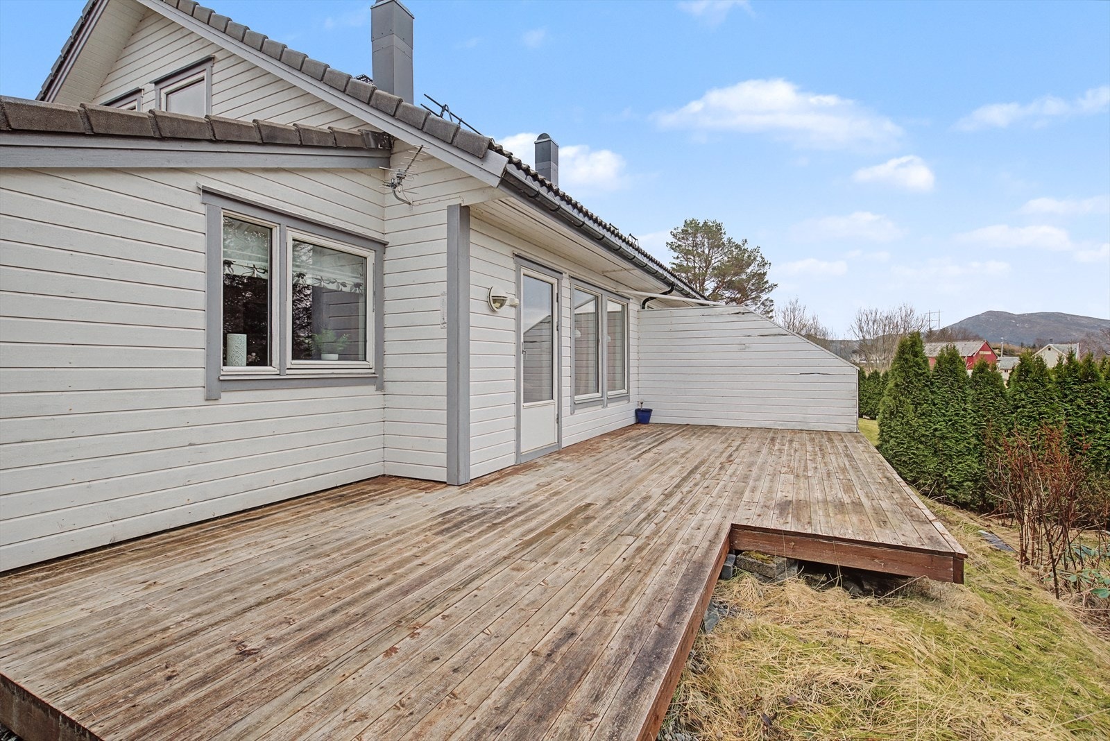 Skjermet uteområde med romslig terrasse Galleribilde