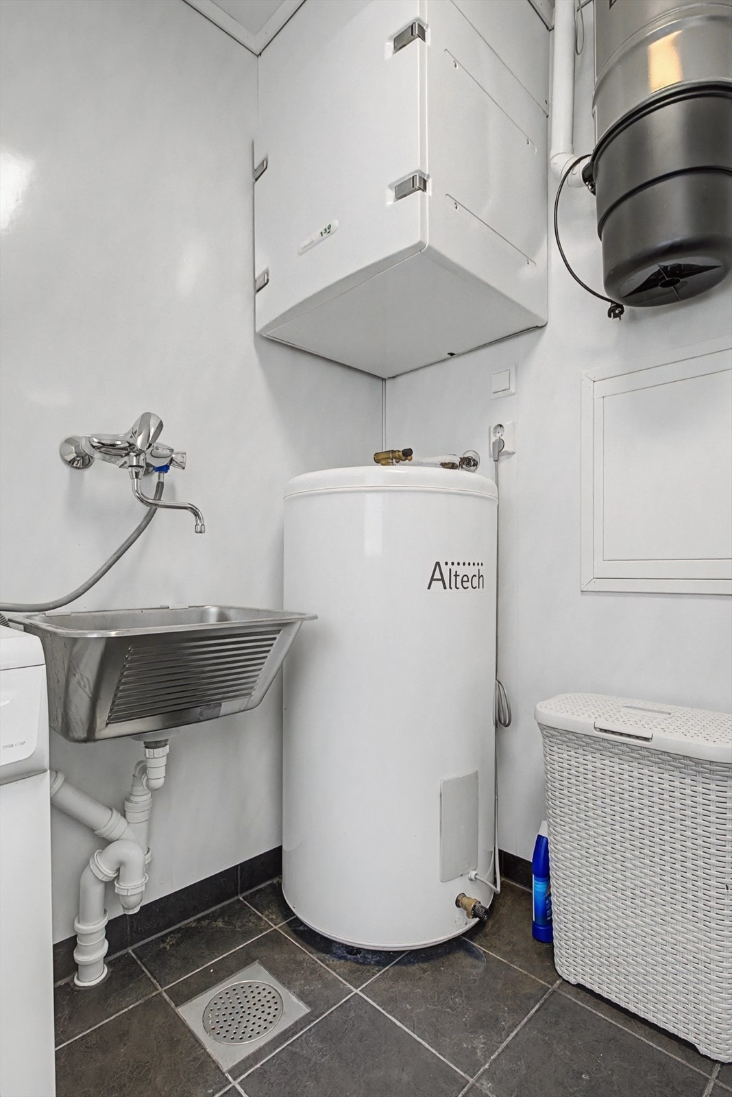 Vaskerom med utslagsvask, ventilasjonsanlegg og sentralstøvesuger Galleribilde