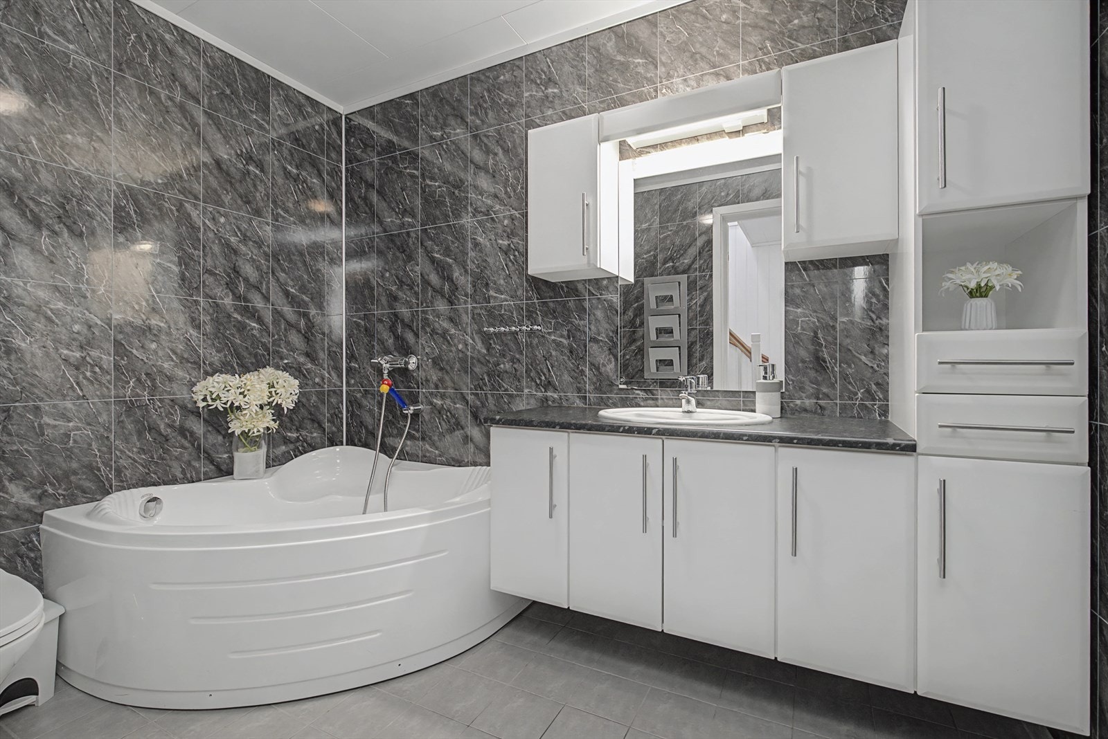 Romslig bad med badekar Galleribilde