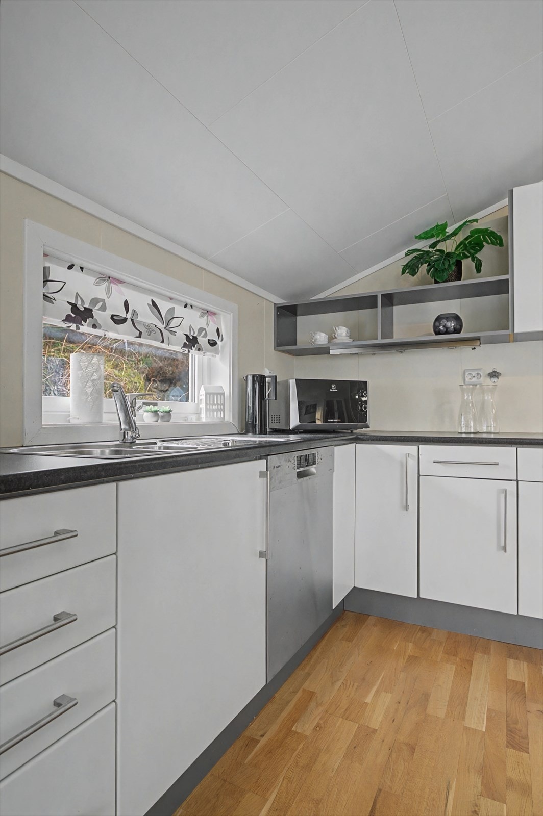 Klassisk og lys kjøkkeninnredning Galleribilde