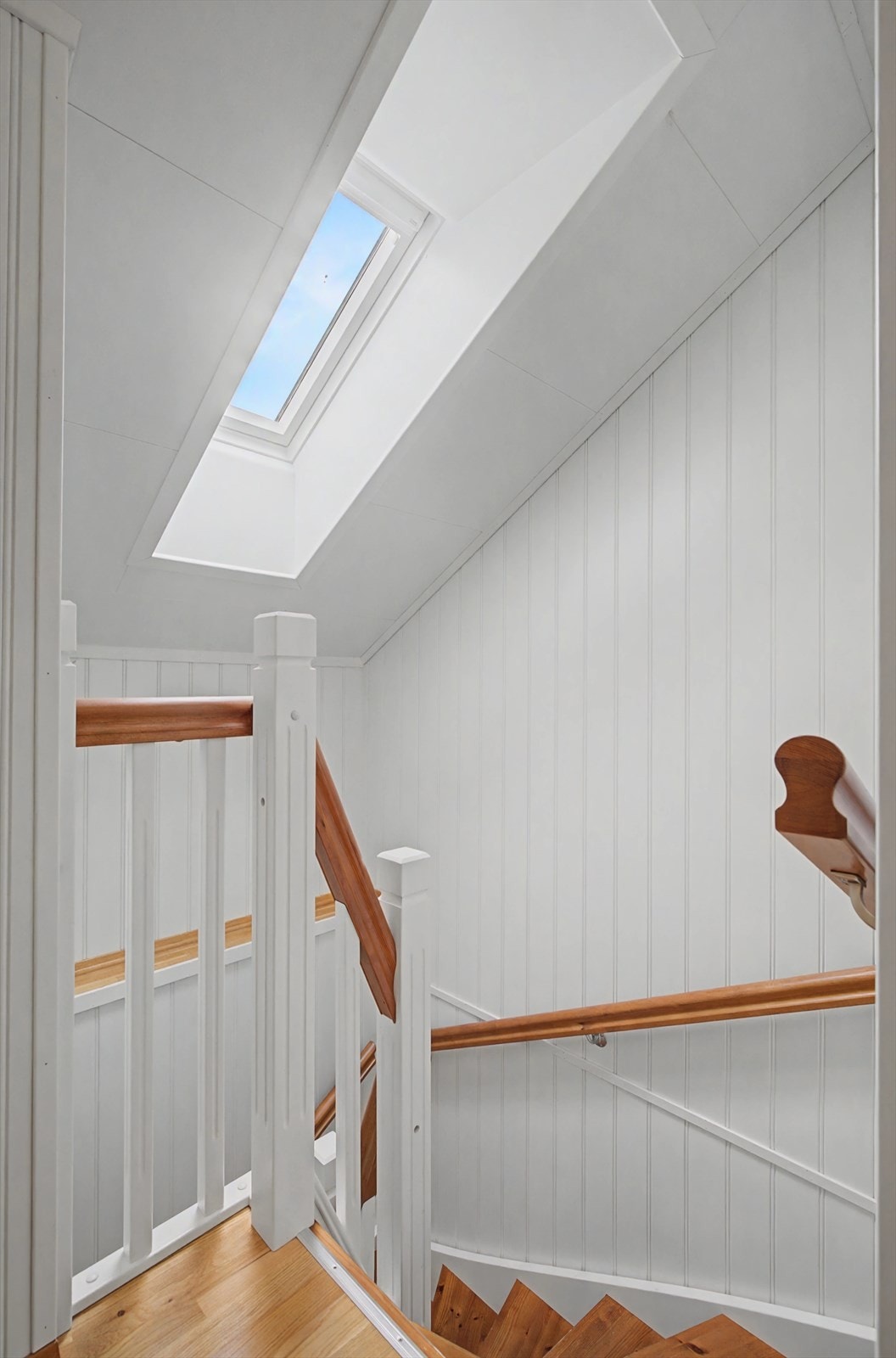 Takvindu i trappeoppgang som gir fint dagslys Galleribilde