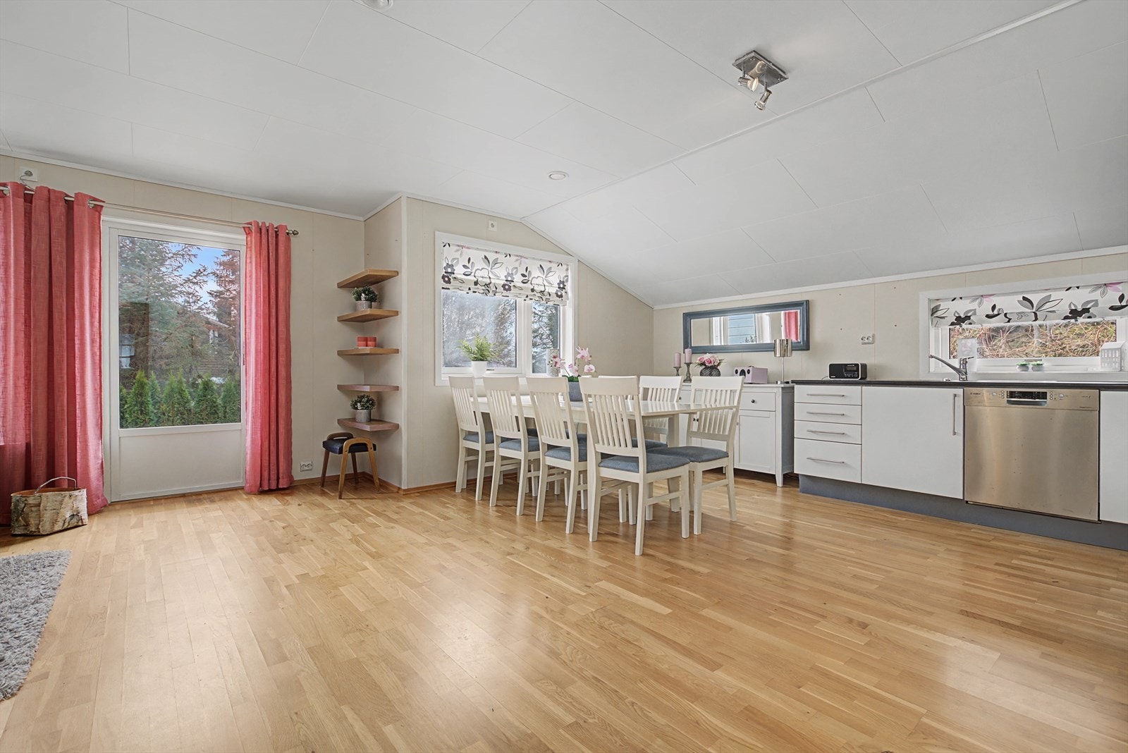 Naturlig lysinnslipp fra store vindusflater Galleribilde