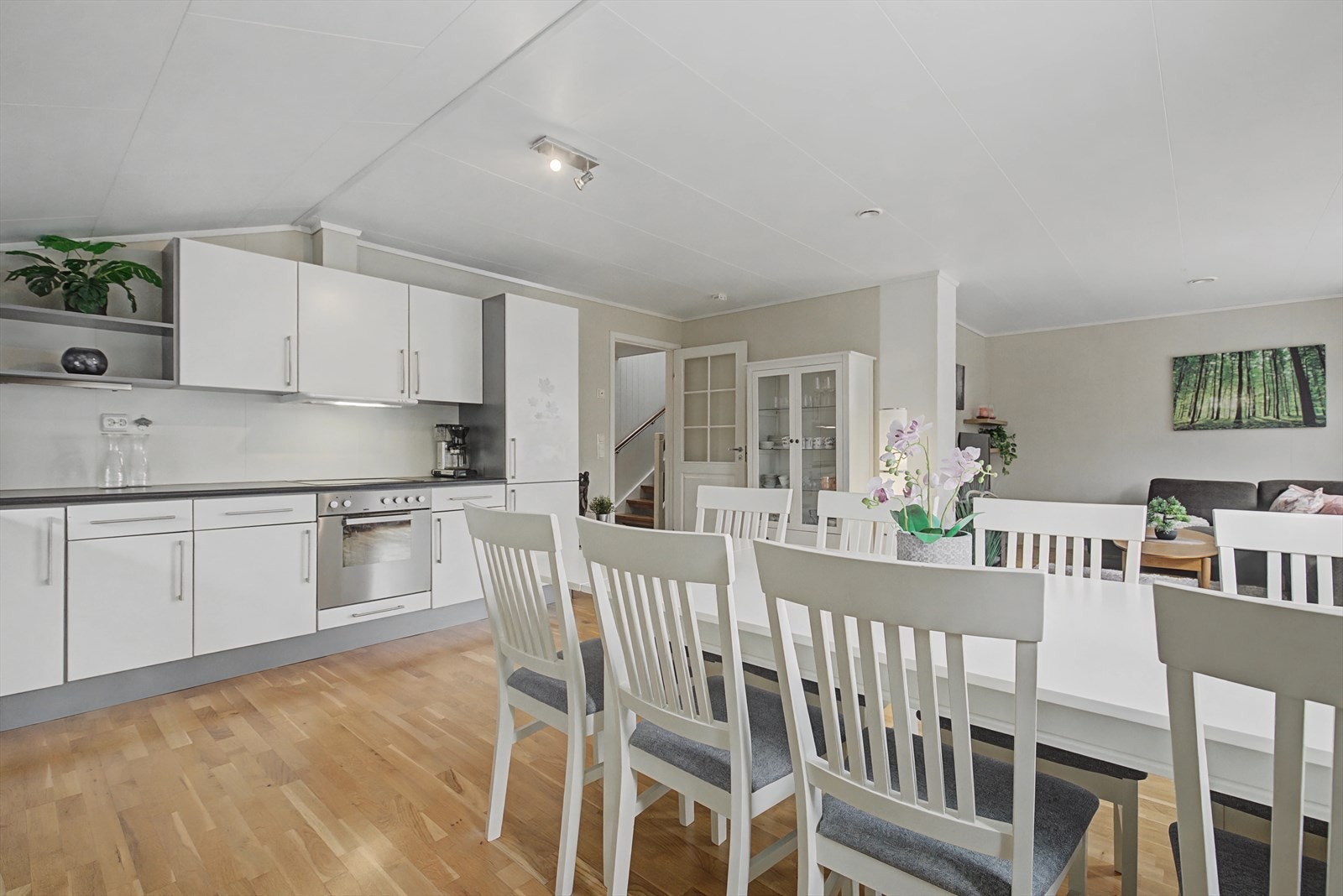 Åpen kjøkken-stue løsning som gjør det til et sosialt og luftig rom Galleribilde