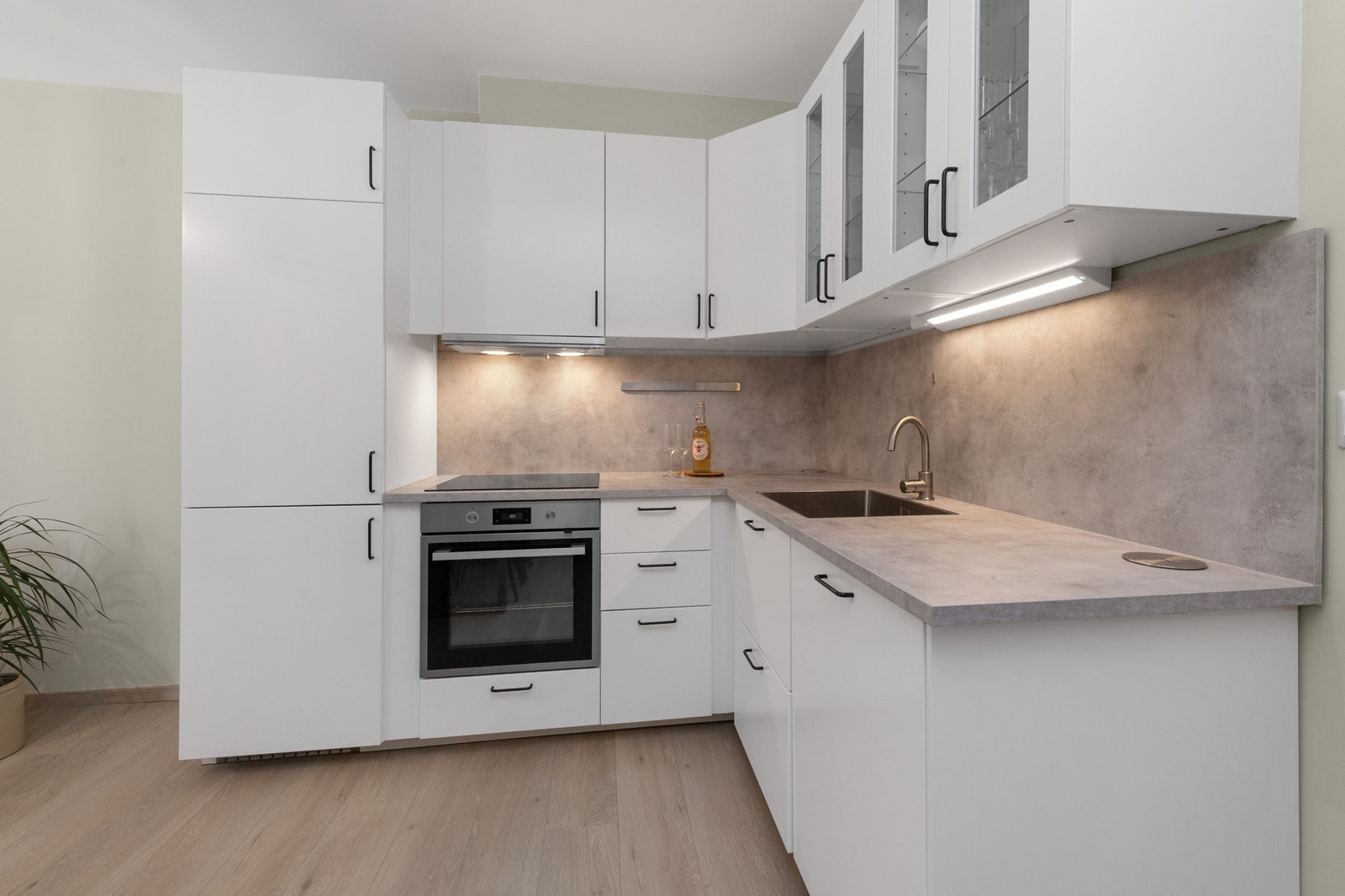 Stilrent kjøkken med backsplash. Galleribilde
