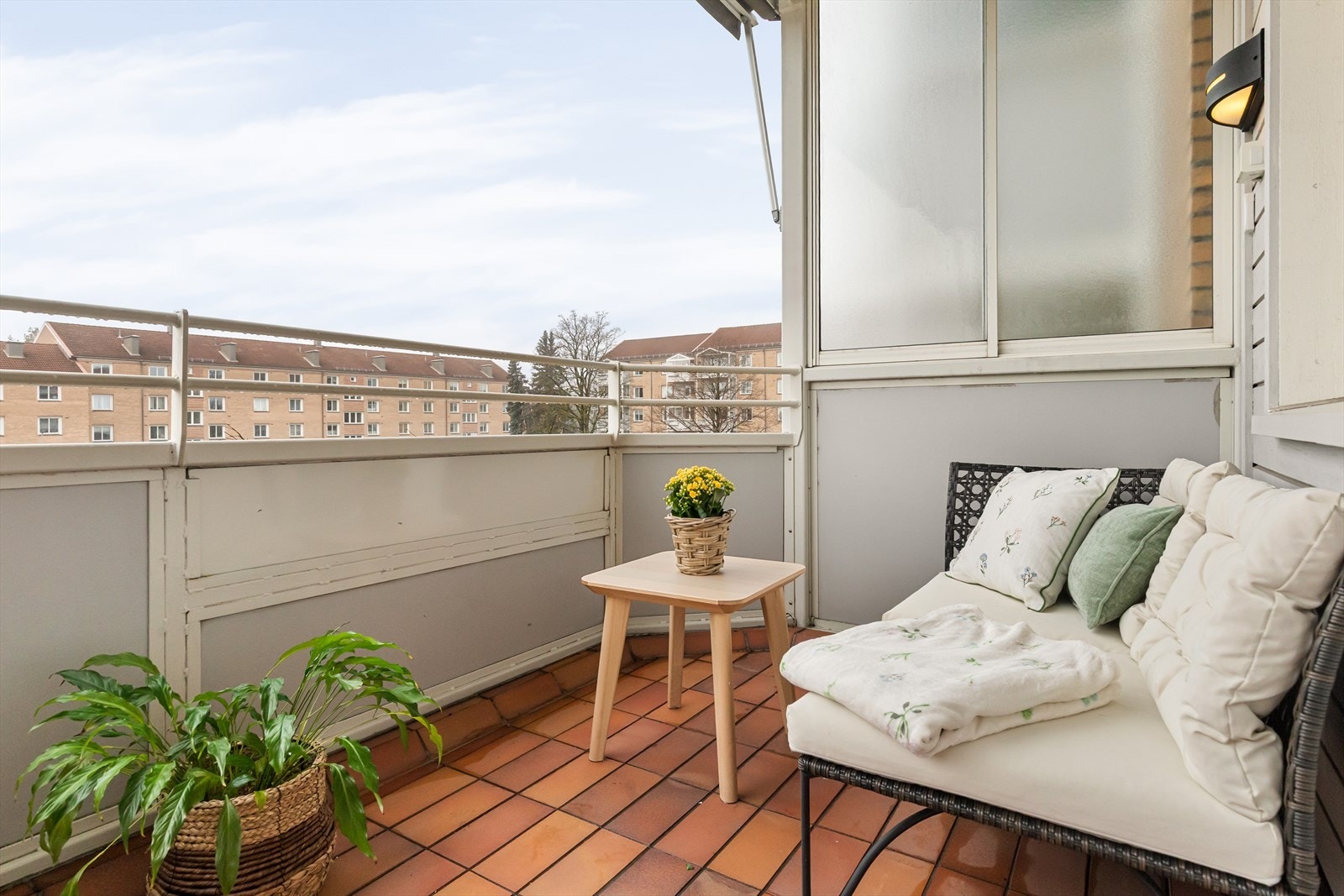 På balkongen har du flott utsyn og gode solforhold. Det er god plass til å innrede med utemøbler etter eget ønske. Balkongen vender ut mot rolige omgivelser. Galleribilde