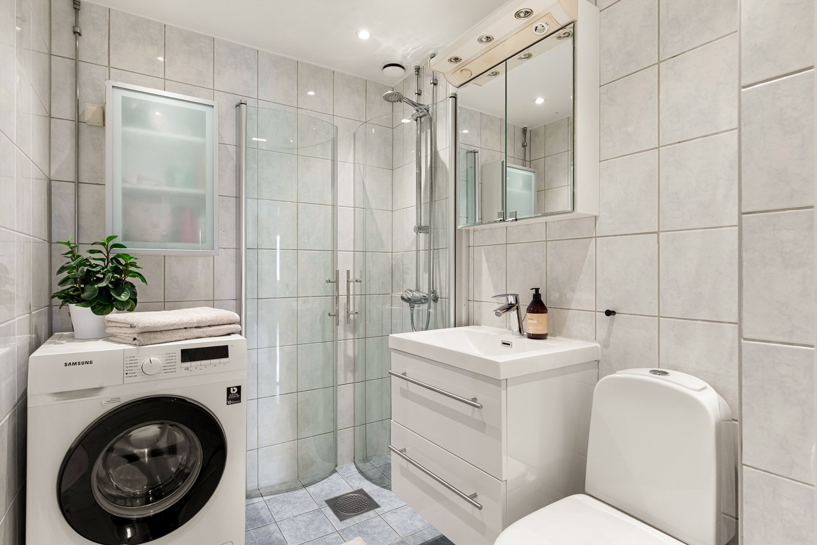 Badet er lyst og flislagt med elektriske varmekabler i gulv. Galleribilde