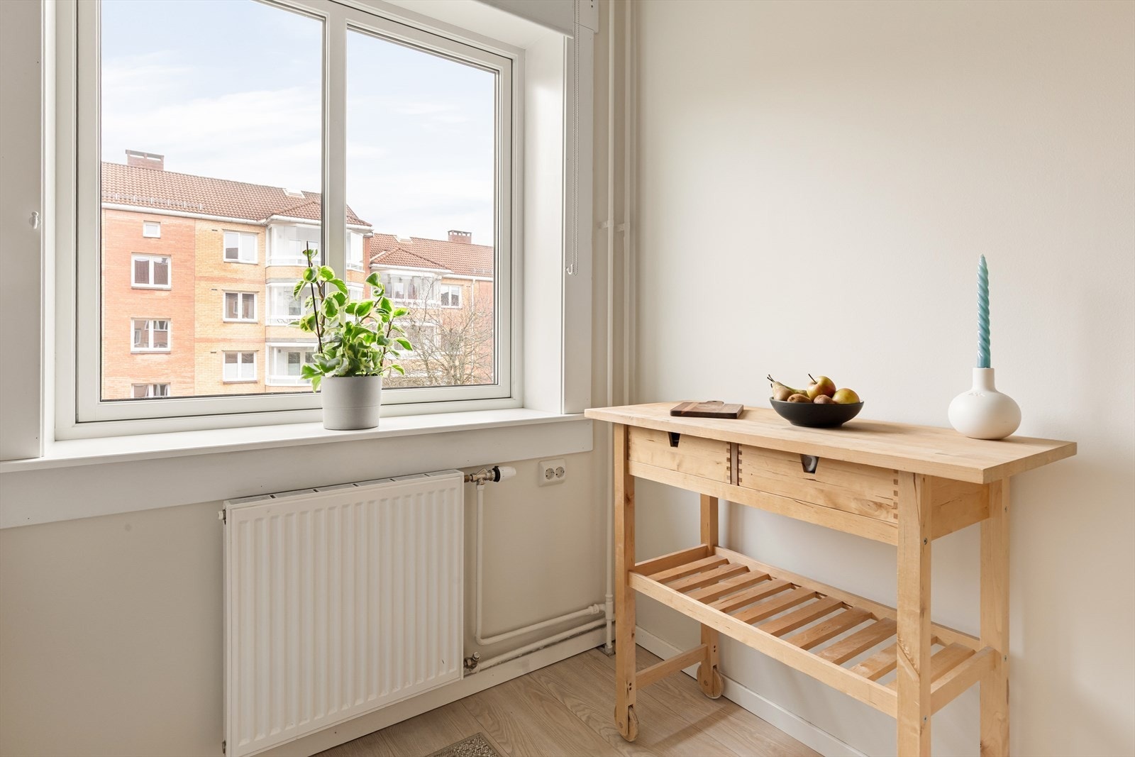 Gode muligheter for en mindre spiseplass på kjøkkenet ved vinduet. Galleribilde