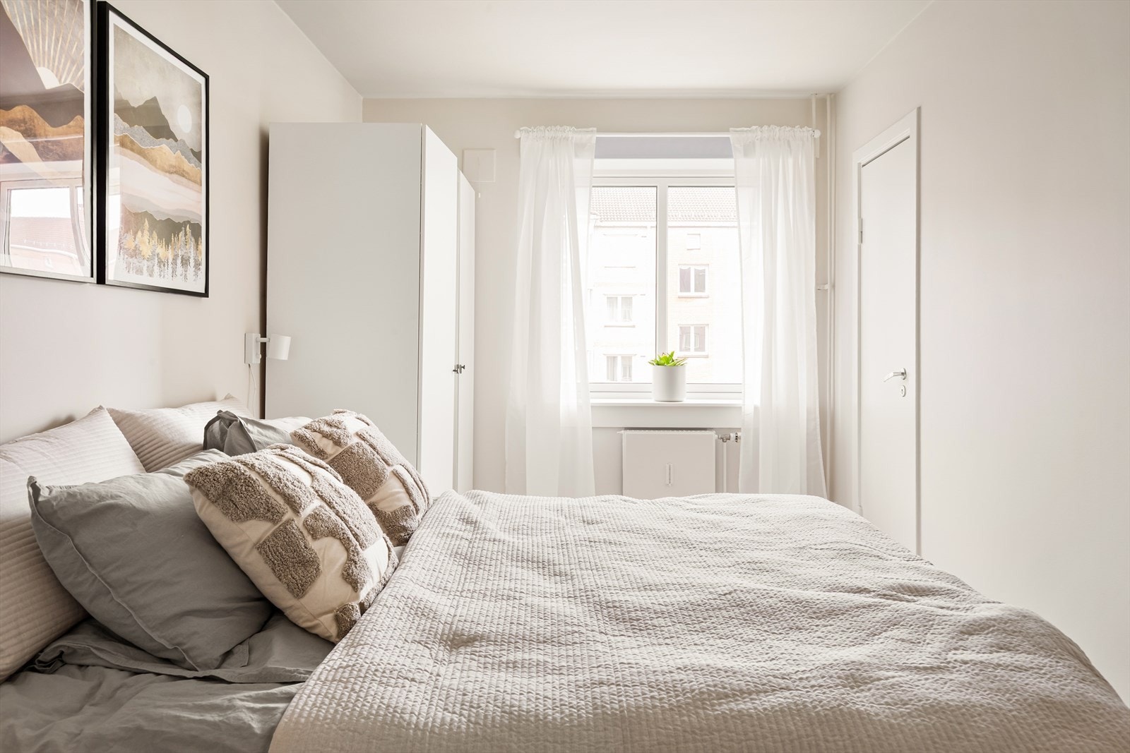 Soverommet vender ut mot rolige omgivelser. Gode oppbevaringsmuligheter i kottet. Galleribilde