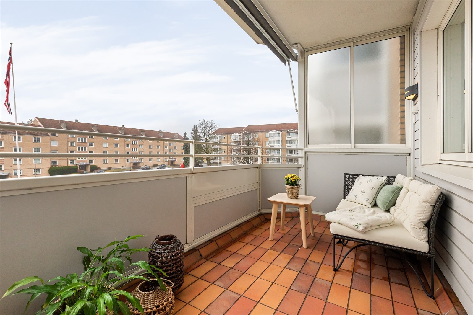 Et av boligens høydepunkt er en solrik sydvest balkong. Galleribilde