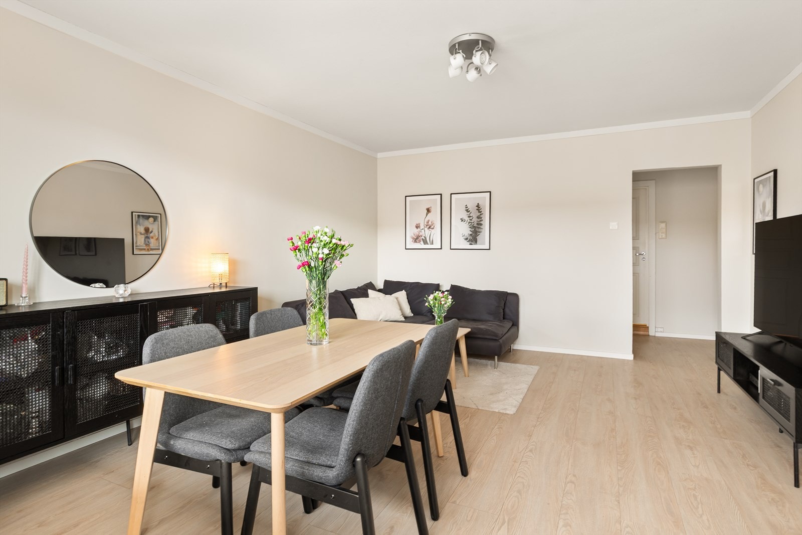 Romslig, innbydende stue med god plass til spisebord, sofagruppe og oppbevaring. Galleribilde