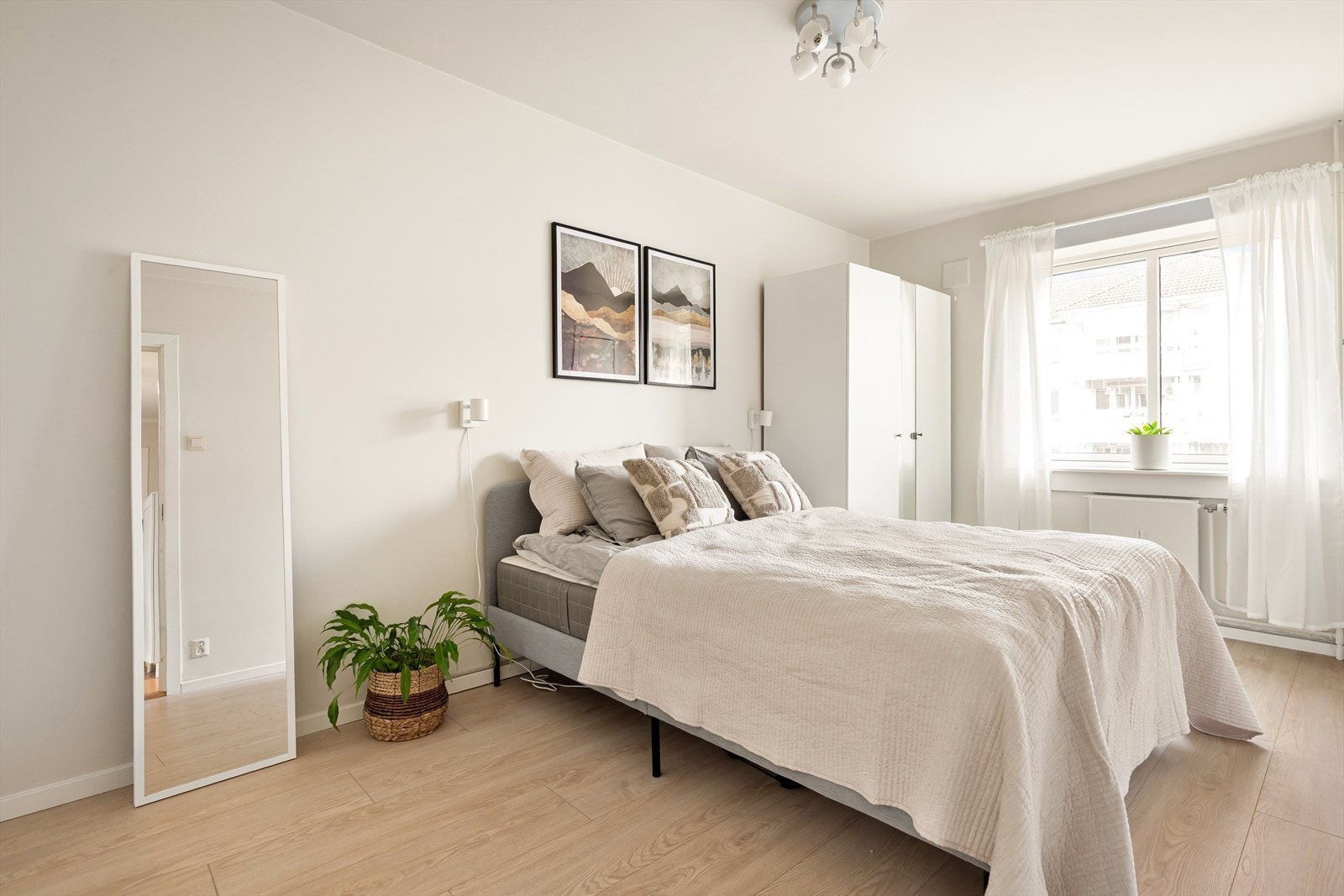 Soverommet er av god størrelse med plass til en stor dobbeltseng og annet møblement. Galleribilde