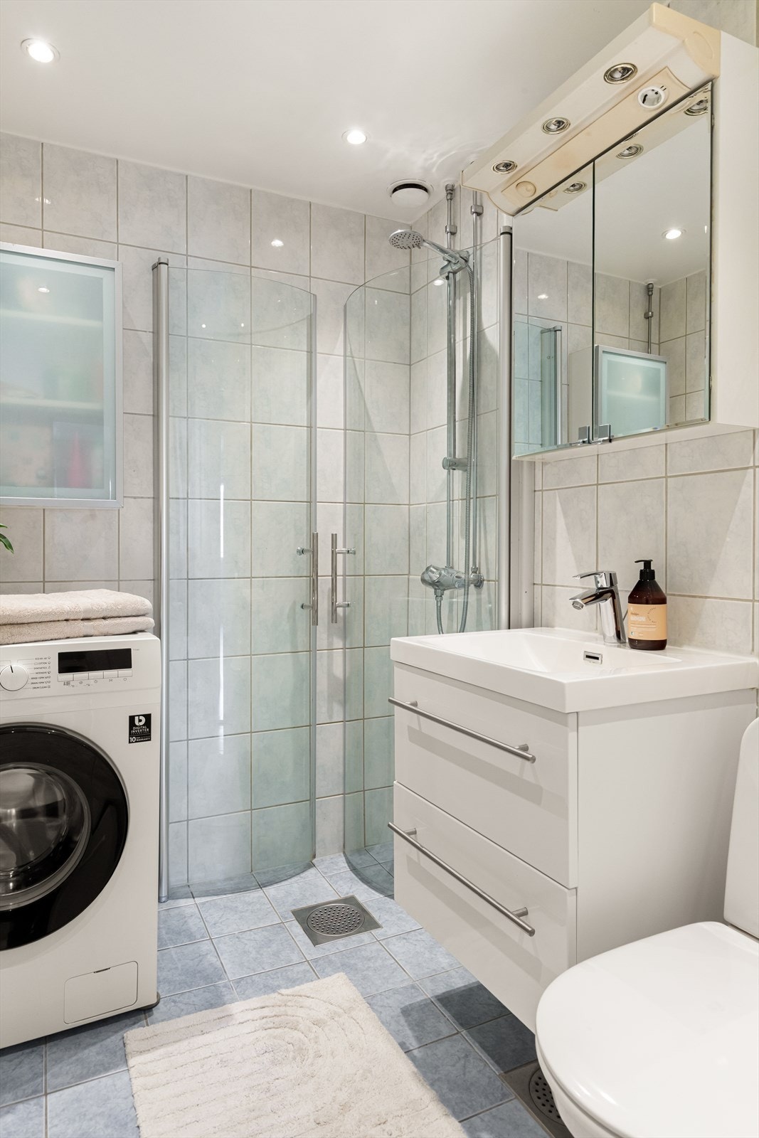 Badet er utstyrt med servant, toalett og dusj. Det er opplegg for vaskemaskin. Galleribilde