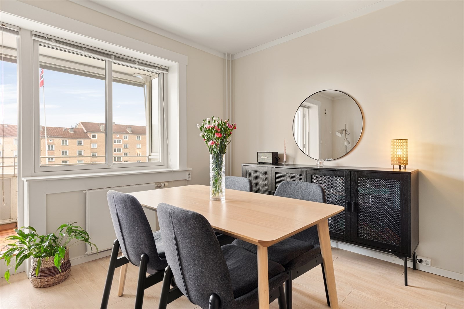 Stuens store vinduer slipper inn rikelig med lys. Galleribilde