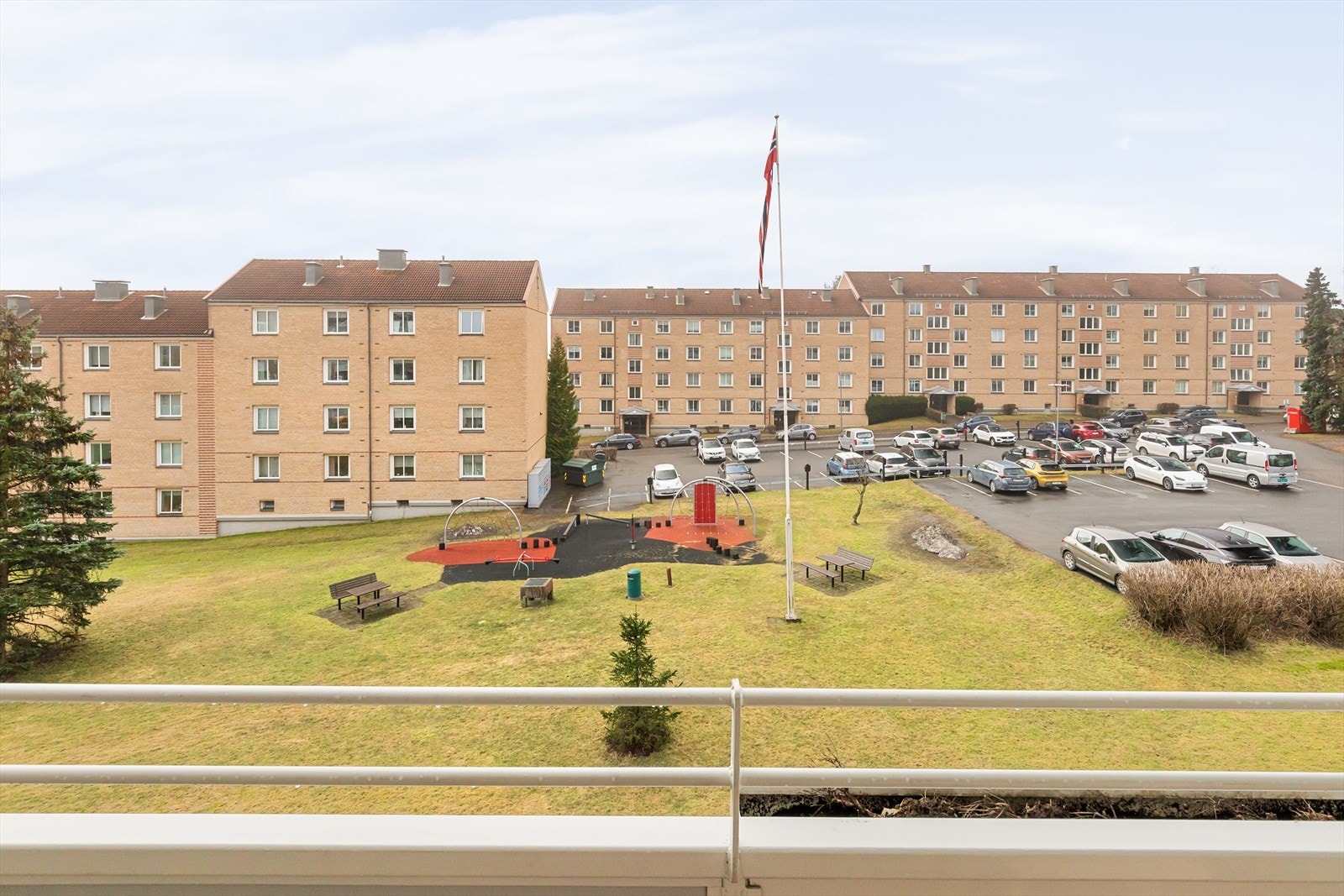 Utsikt fra balkongen til borettslagets frodige fellesarealer. Galleribilde