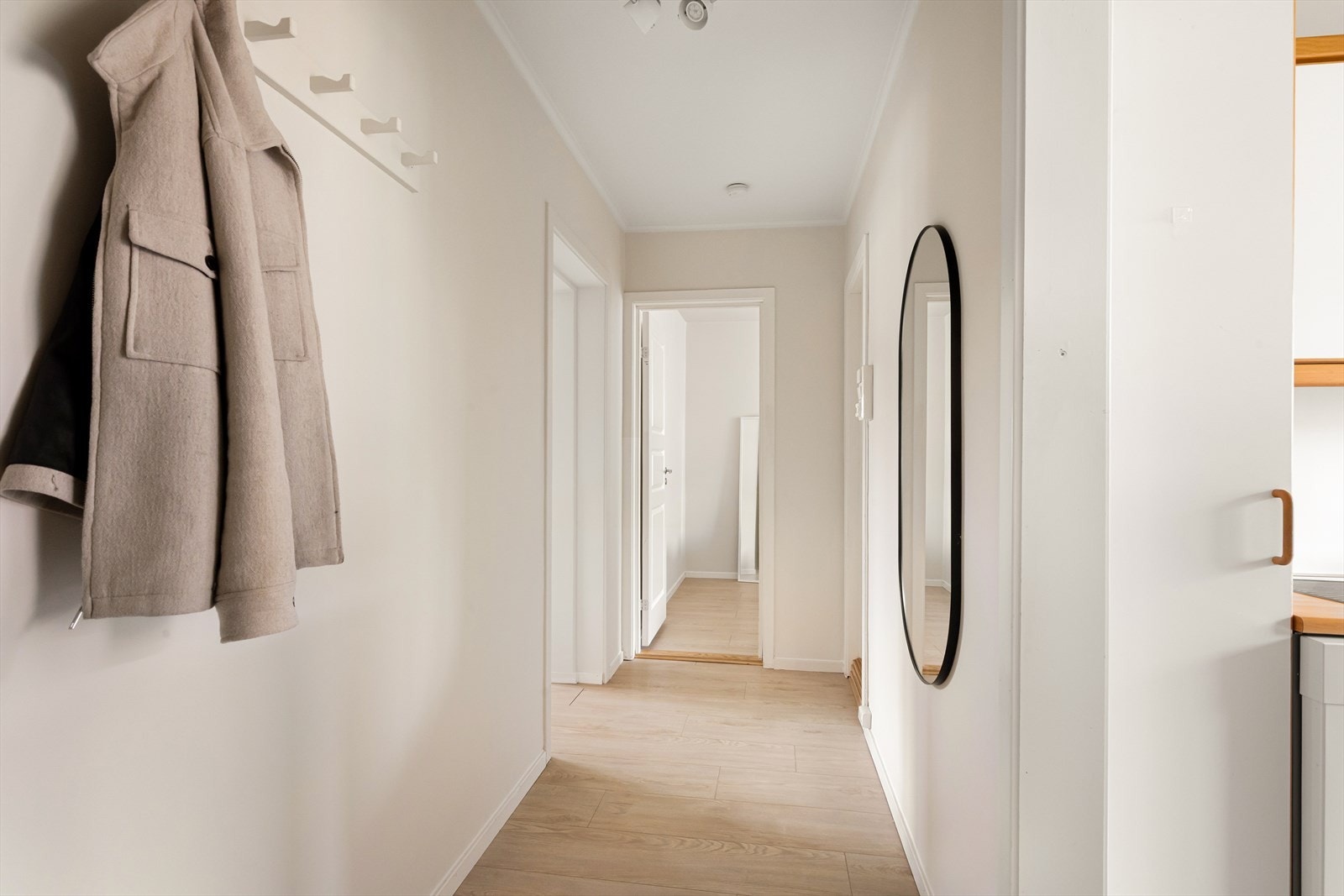 Romslig entré/gang. Galleribilde