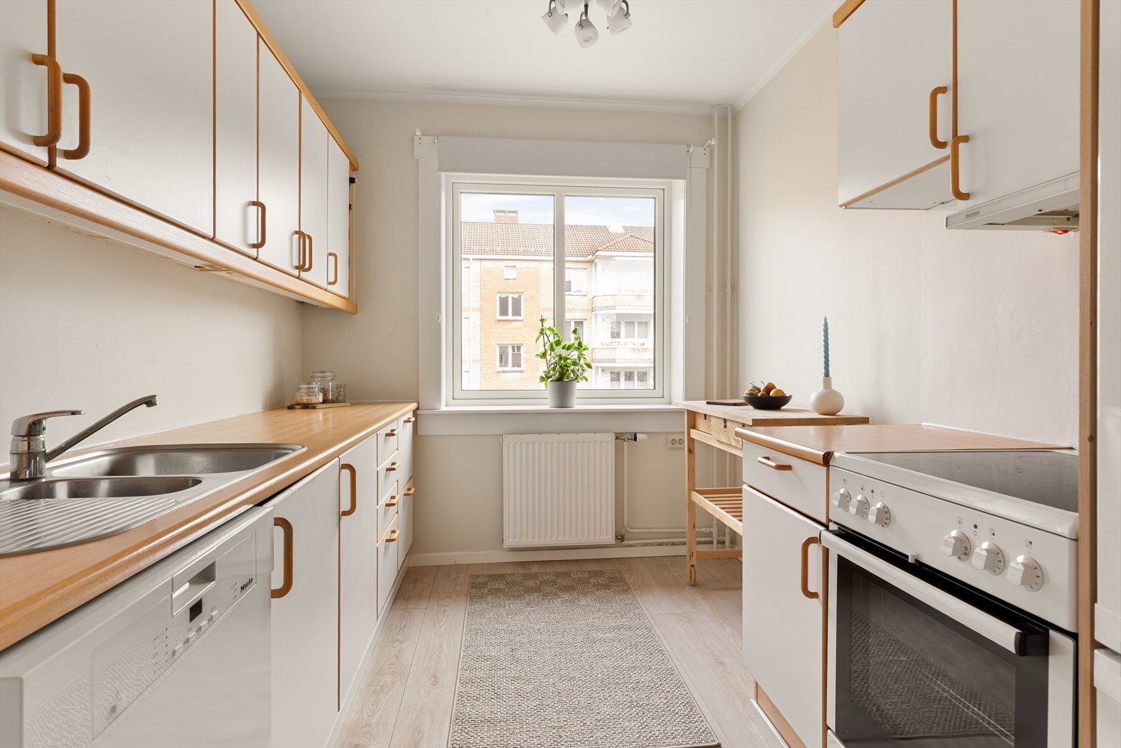 Kjøkkenet er stort med praktisk, stor benkplass. Galleribilde