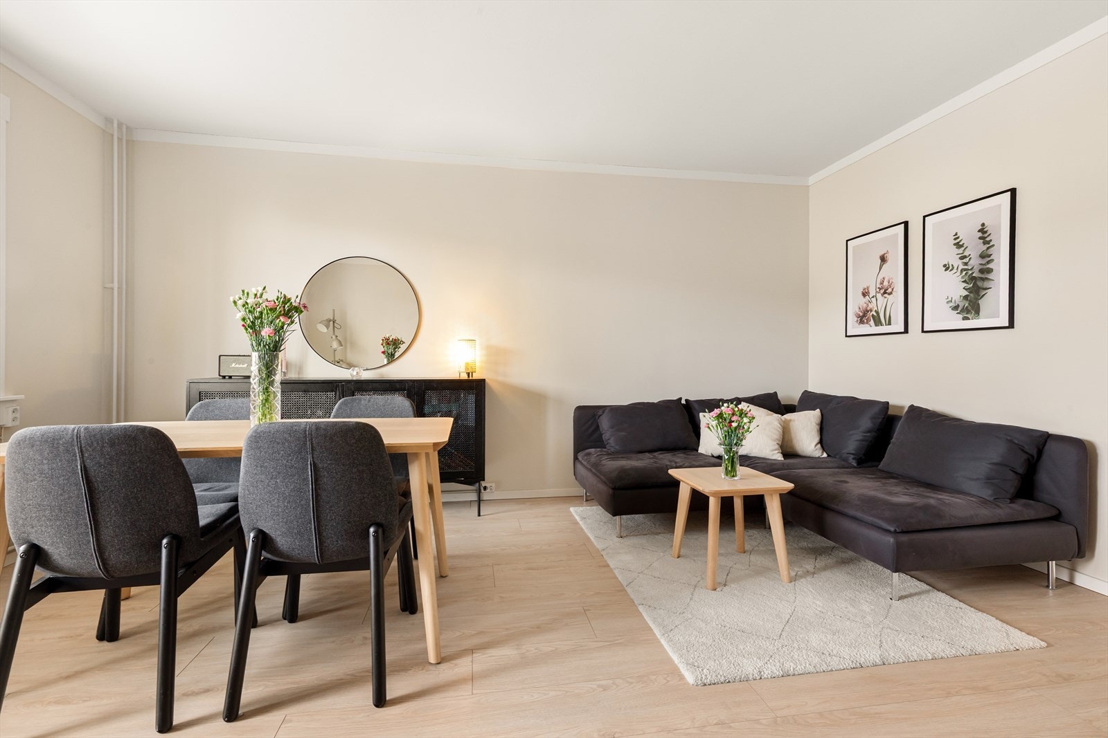 Stuen, som resten av leiligheten har laminatgulv fra 2023. Galleribilde