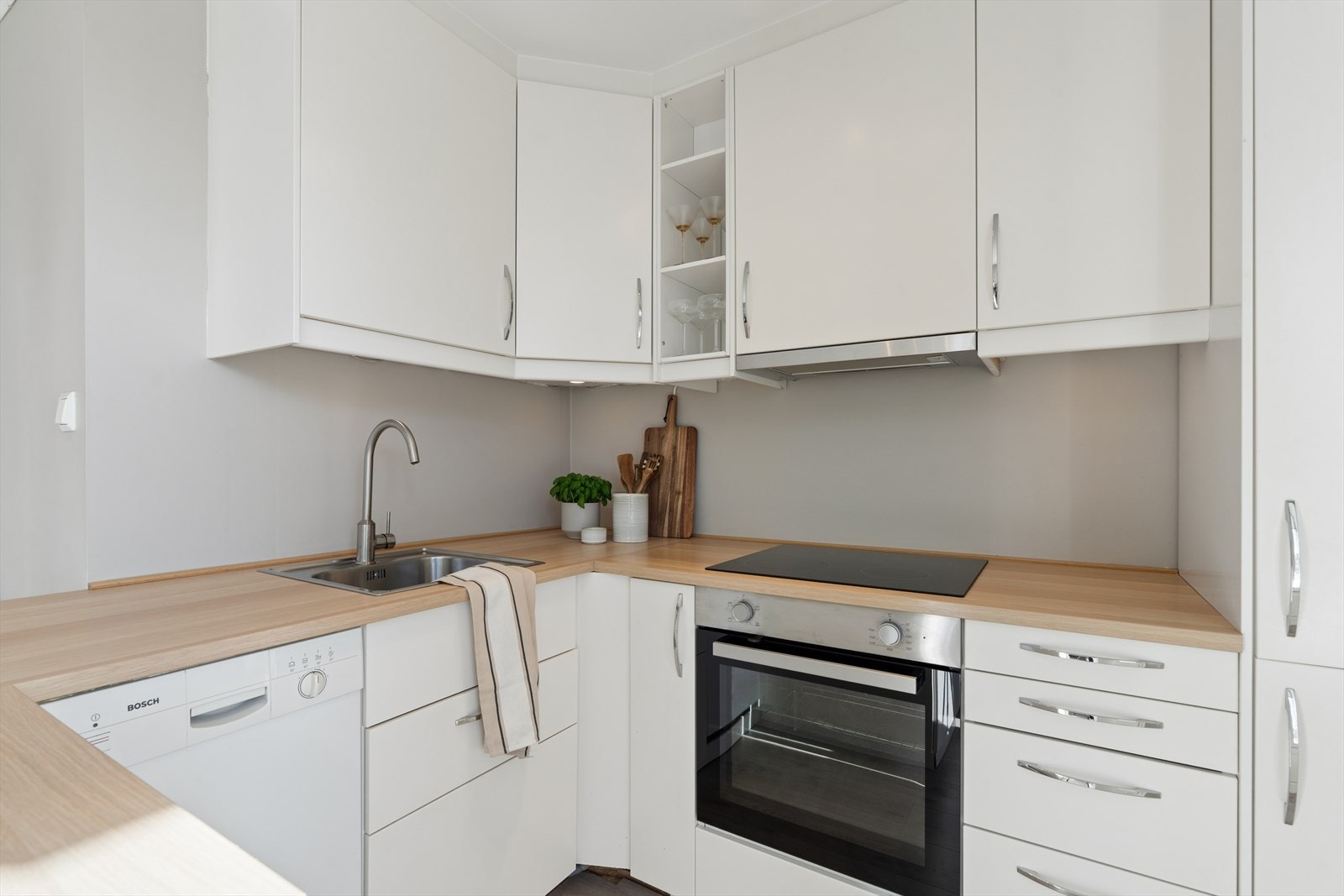 Delikat Ikea kjøkken fra 2015 med malte fronter og laminat benkeplate med oppvaskkum. Galleribilde