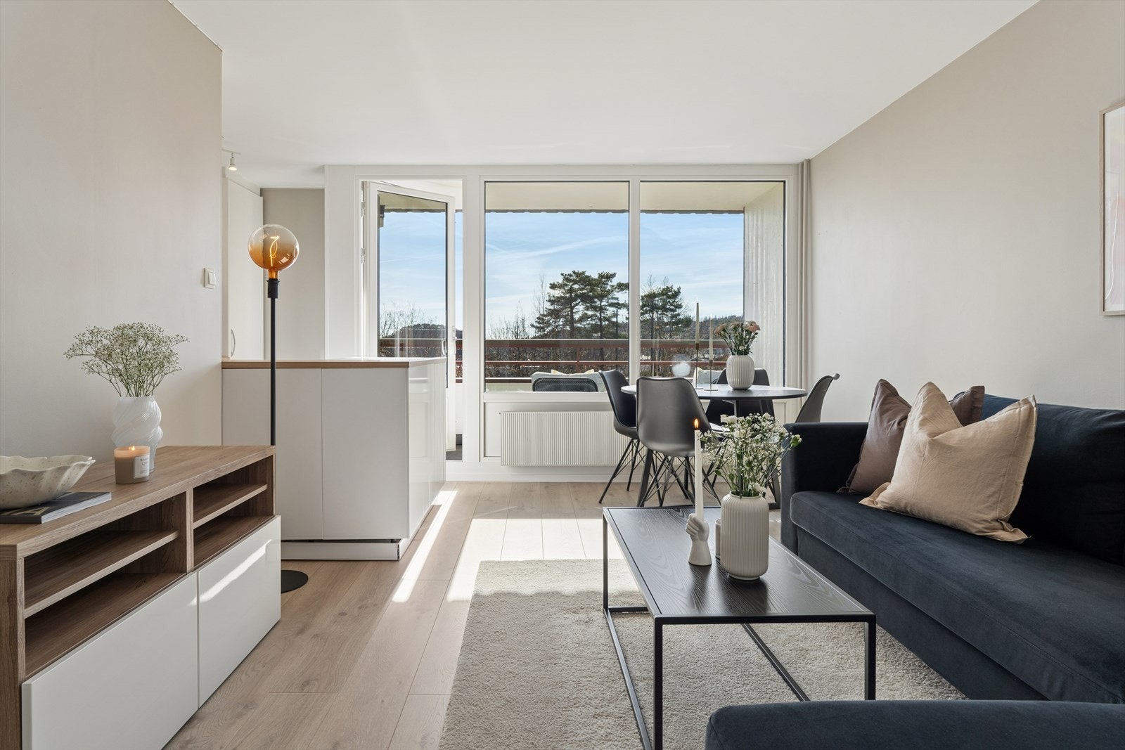 Innbydende stue med plass til sofa og spisebord. Galleribilde