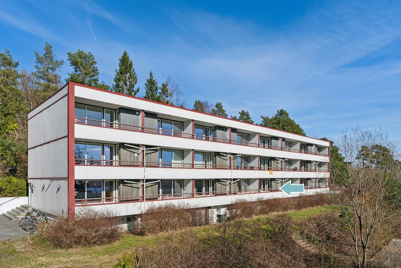 Leiligheten ligger svært attraktivt og rolig til i et veletablert boligområde, kun ca. 4 km øst for Kristiansand sentrum/Kvadraturen. Her bor du med kort avstand til det du trenger i hverdagen. Galleribilde