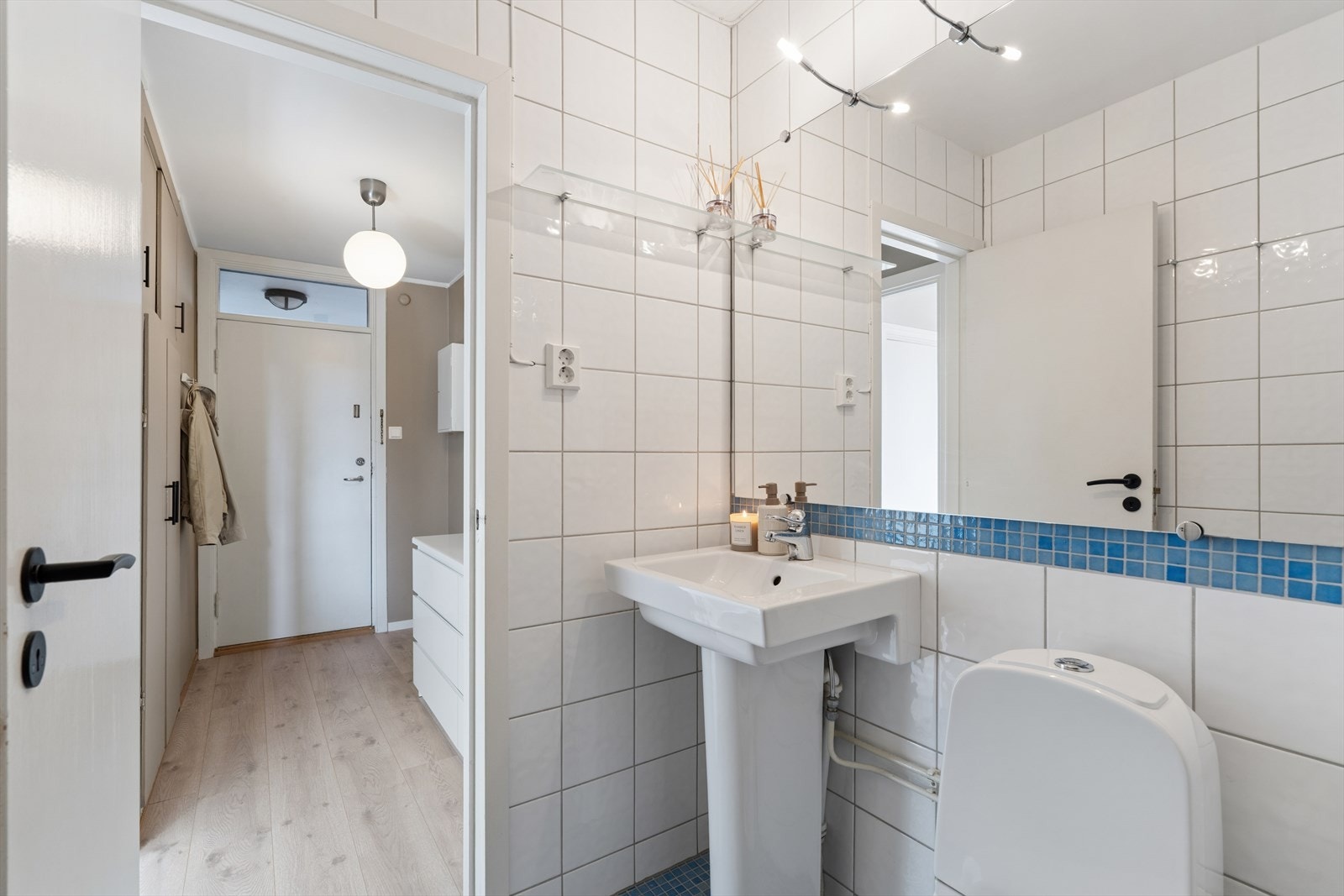 Badet er innredet med baderomsmøbel med servant, dusjnisje og gulvstående toalett. Galleribilde