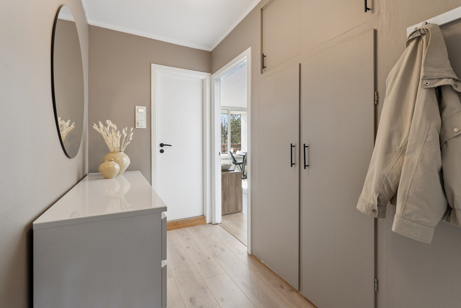 Det første som møter deg når du kommer inn er en entré/gang med plass til sko og yttertøy i innebygde skap. Galleribilde