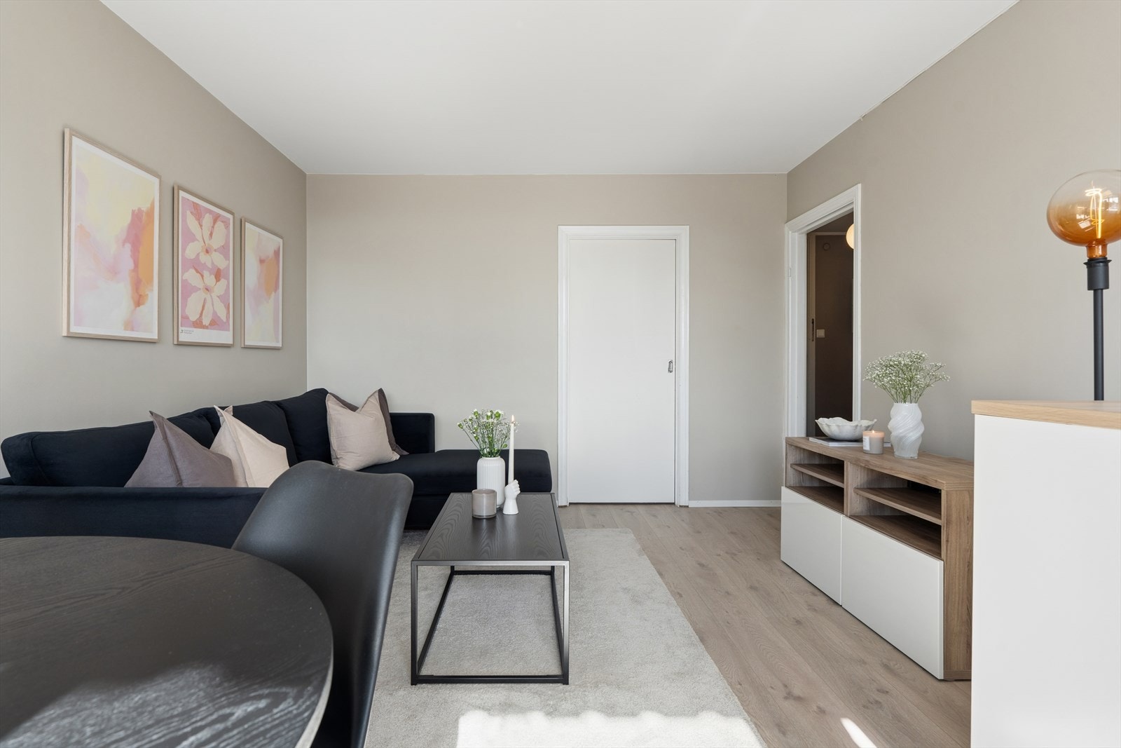 1-stavs laminat på gulv og lysmalte vegger med listefri overgang til tak. Galleribilde