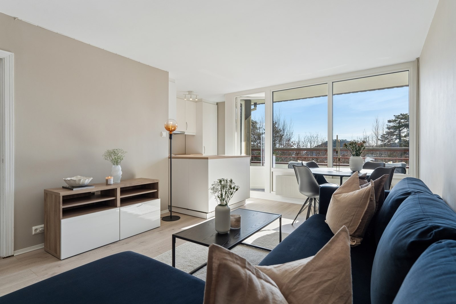 Store vindusflater slipper inn rikelig med naturlig lys. Galleribilde