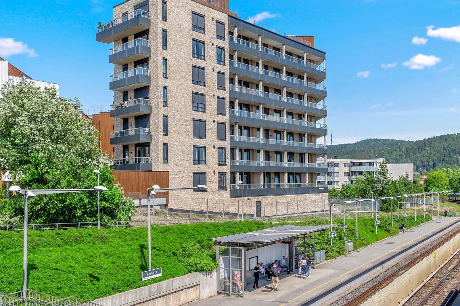 Det er bussholdeplass rett ved leiligheten og gangavstand til T-banestasjon Galleribilde