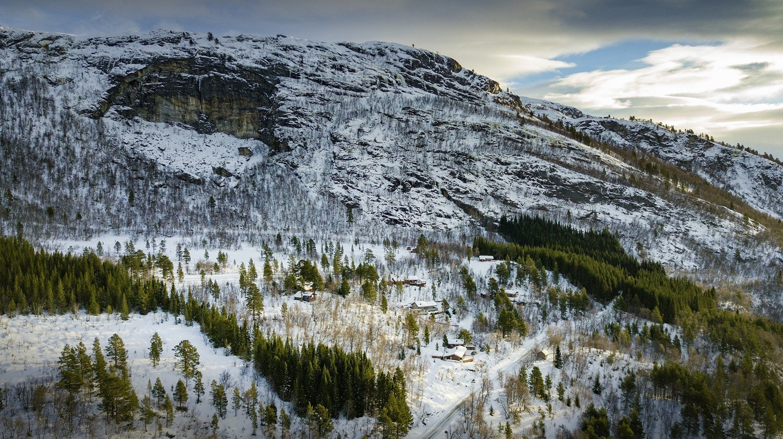 Det er i underkant av 10 minutter til Bjorli med skisenter, butikker og mer. Galleribilde