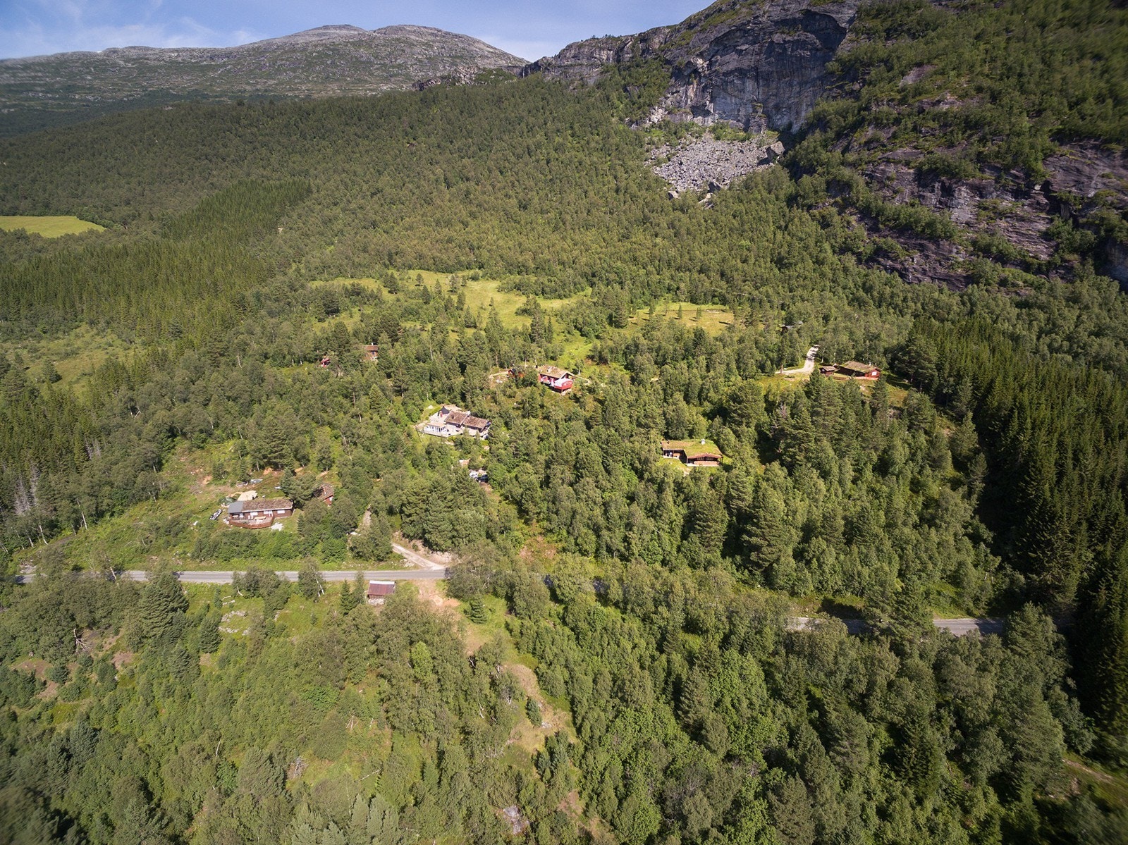 Hyttetomter ved Brude i Rauma kommune, midt mellom Verma og Bjorli. Galleribilde
