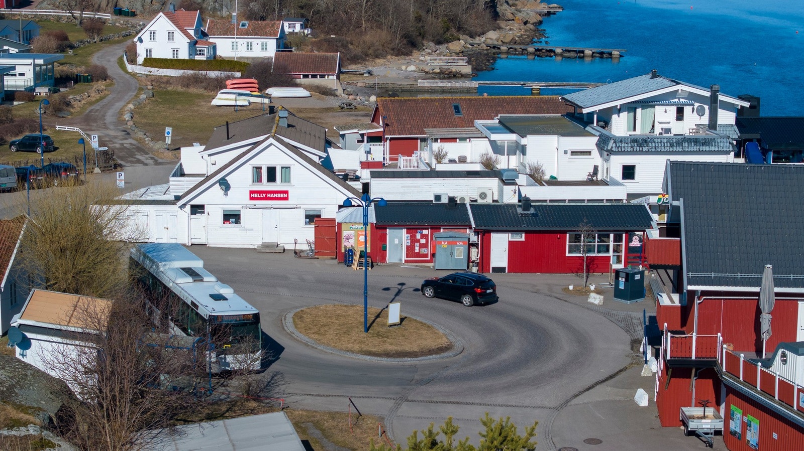 Det ligger godt til rette for et aktivt friluftsliv gjennom året med både sjøen og marka tett på, blant annet er det kort vei til Risbrustrand Turområde. Galleribilde